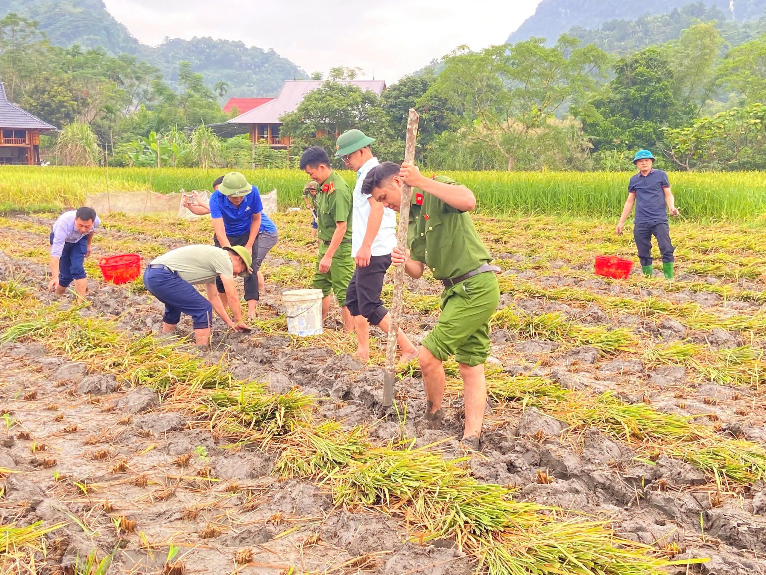 Khi công an làm bạn của dân- Ảnh 1. Khi công an làm bạn của dân- Ảnh 1.