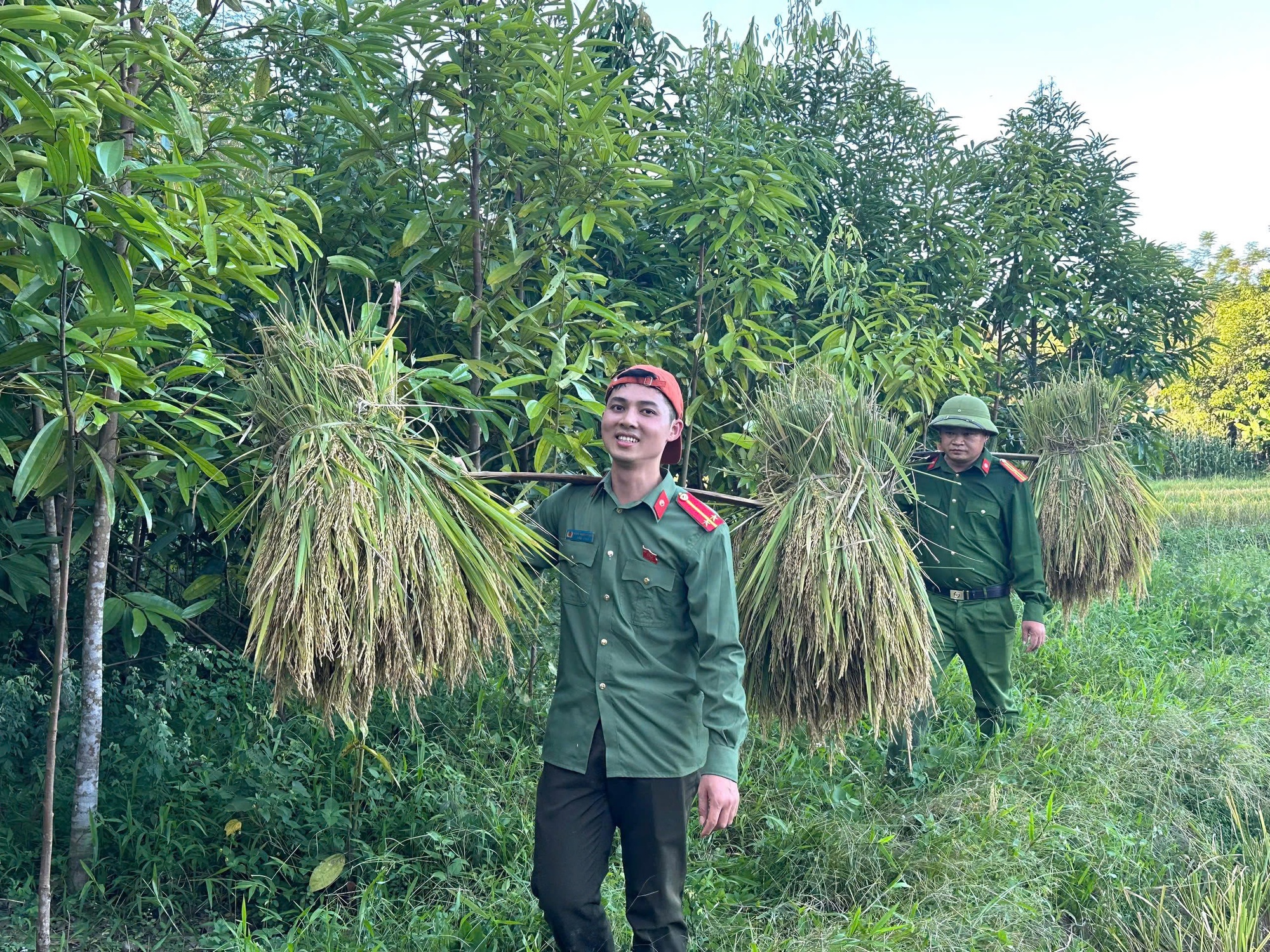 Khi công an làm bạn của dân- Ảnh 2. Khi công an làm bạn của dân- Ảnh 2.