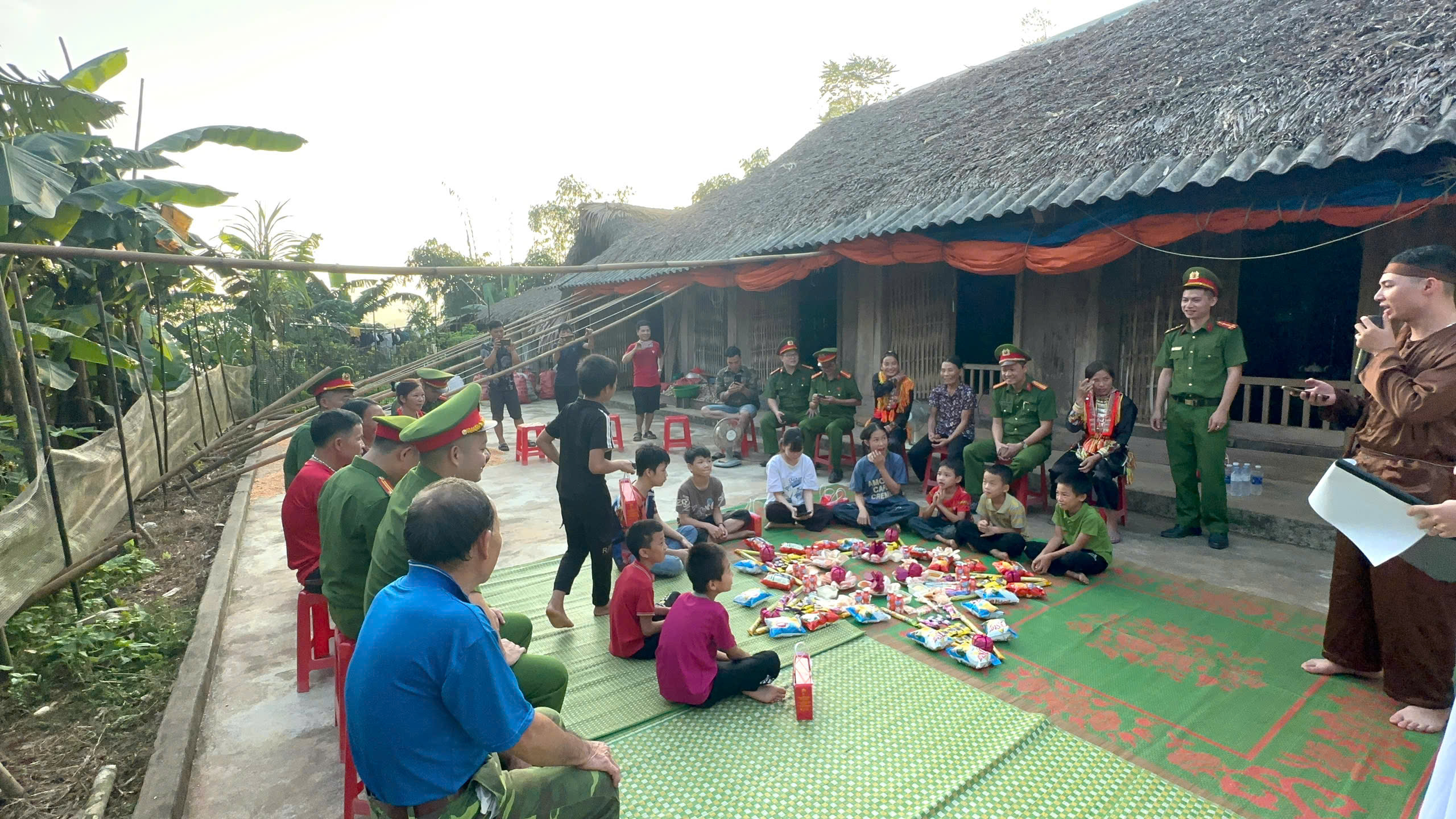 Khi công an làm bạn của dân- Ảnh 4. Khi công an làm bạn của dân- Ảnh 4.