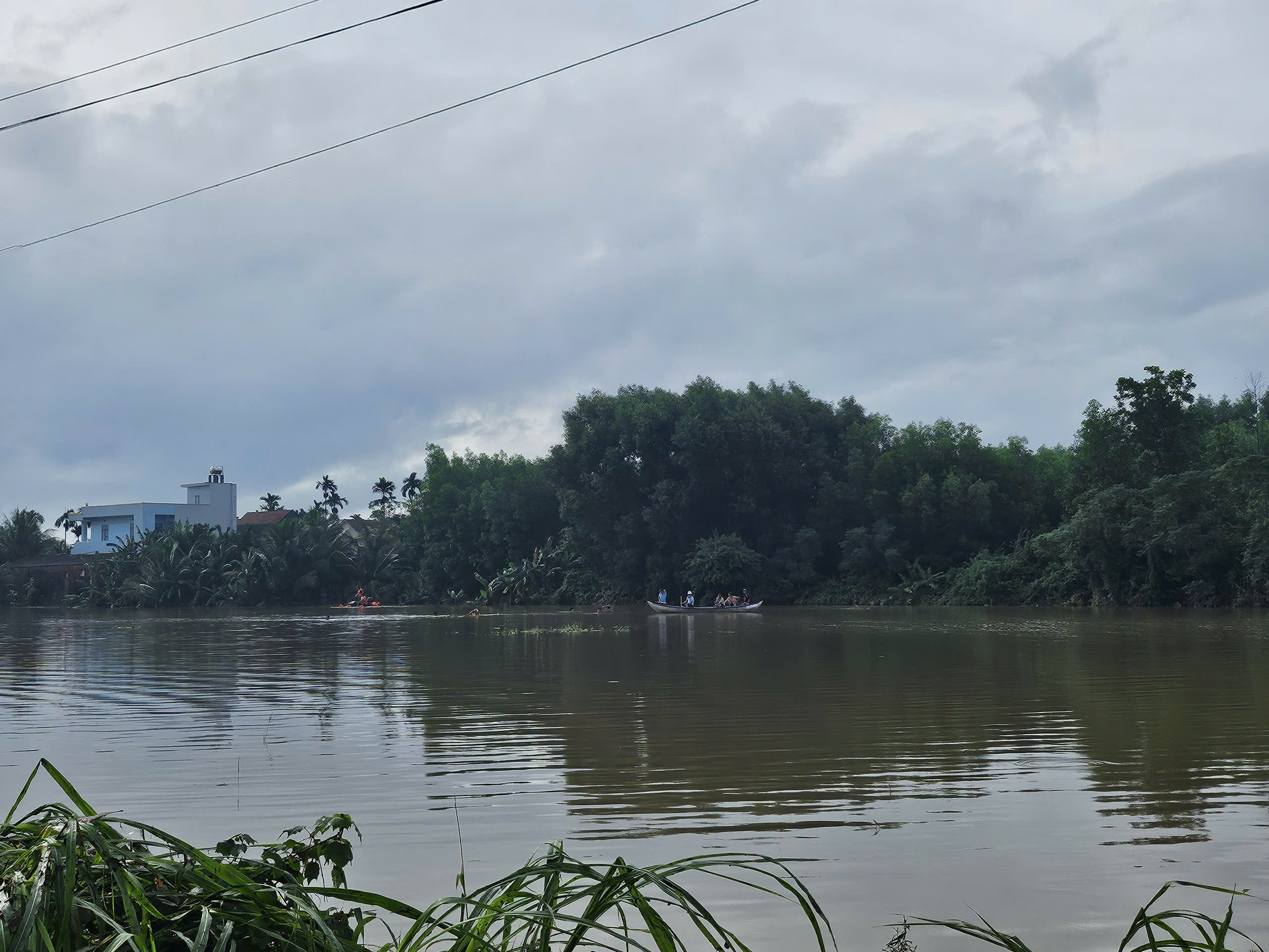 Quảng Ngãi: Một người bị lũ cuốn mất tích khi đi qua cầu - Ảnh 1.