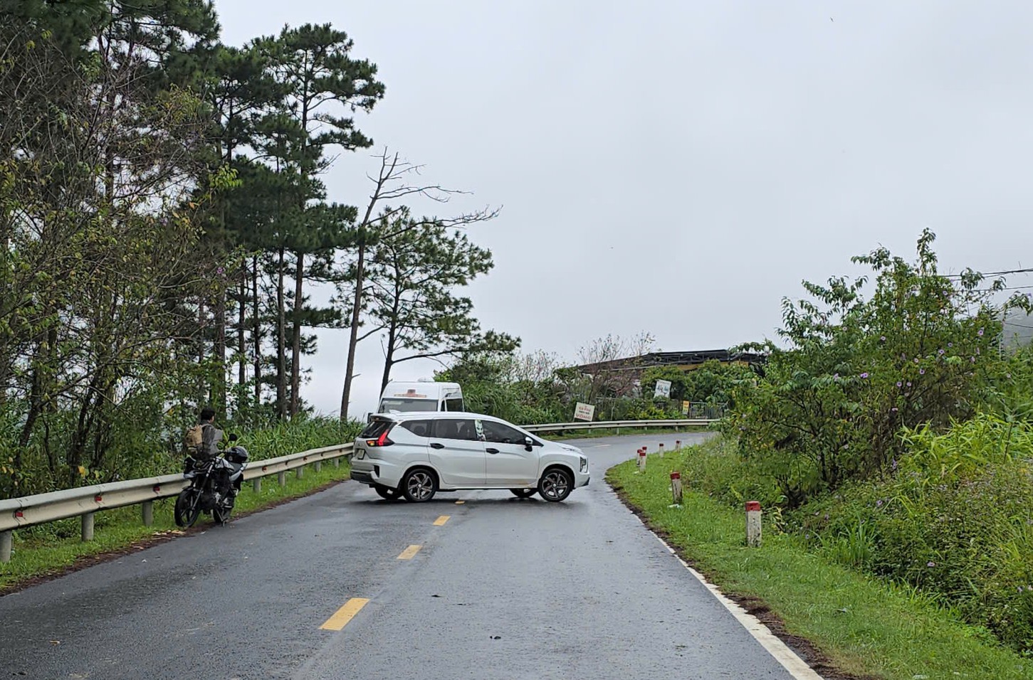 Sạt lở đèo D’Ran: Phân luồng giao thông, đặt biển báo sau khi báo chí phản ánh - Ảnh 3. Sạt lở đèo D’Ran: Phân luồng giao thông, đặt biển báo sau khi báo chí phản ánh - Ảnh 3.