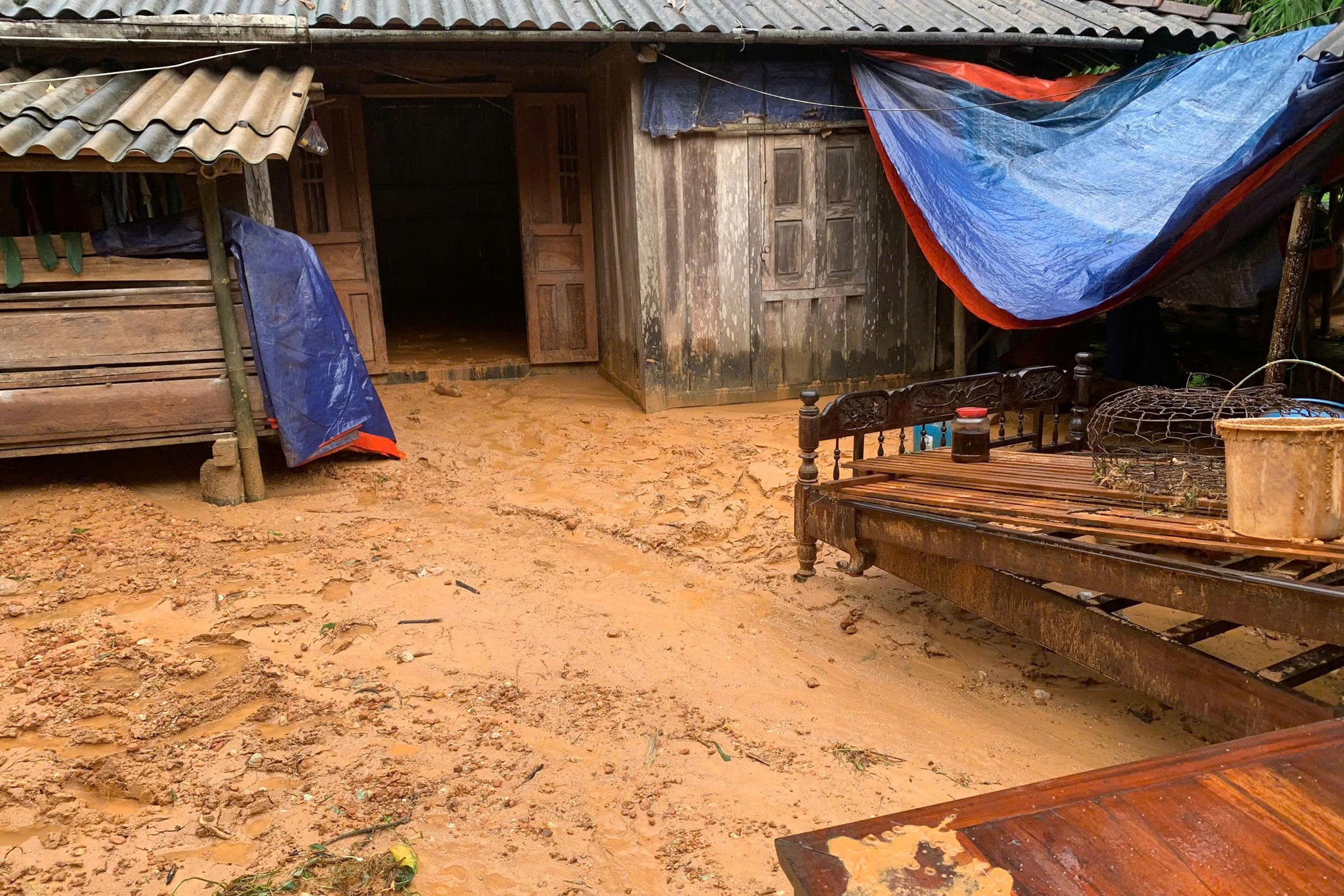 Bùn đất bủa vây nhiều con đường, bản làng biên giới Quảng Trị- Ảnh 2. Bùn đất bủa vây nhiều con đường, bản làng biên giới Quảng Trị- Ảnh 2.