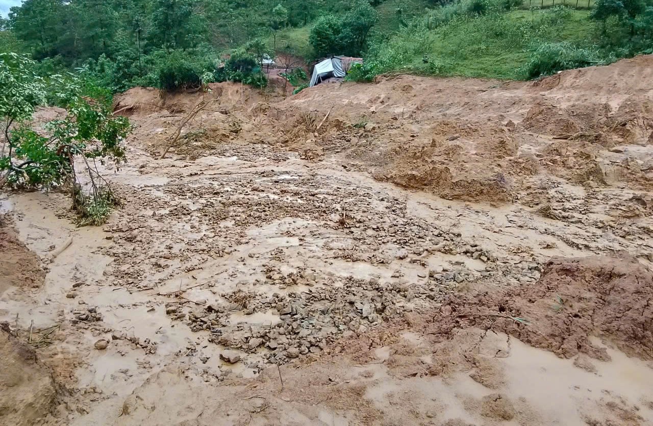 Bùn đất bủa vây nhiều con đường, bản làng biên giới Quảng Trị- Ảnh 1. Bùn đất bủa vây nhiều con đường, bản làng biên giới Quảng Trị- Ảnh 1.