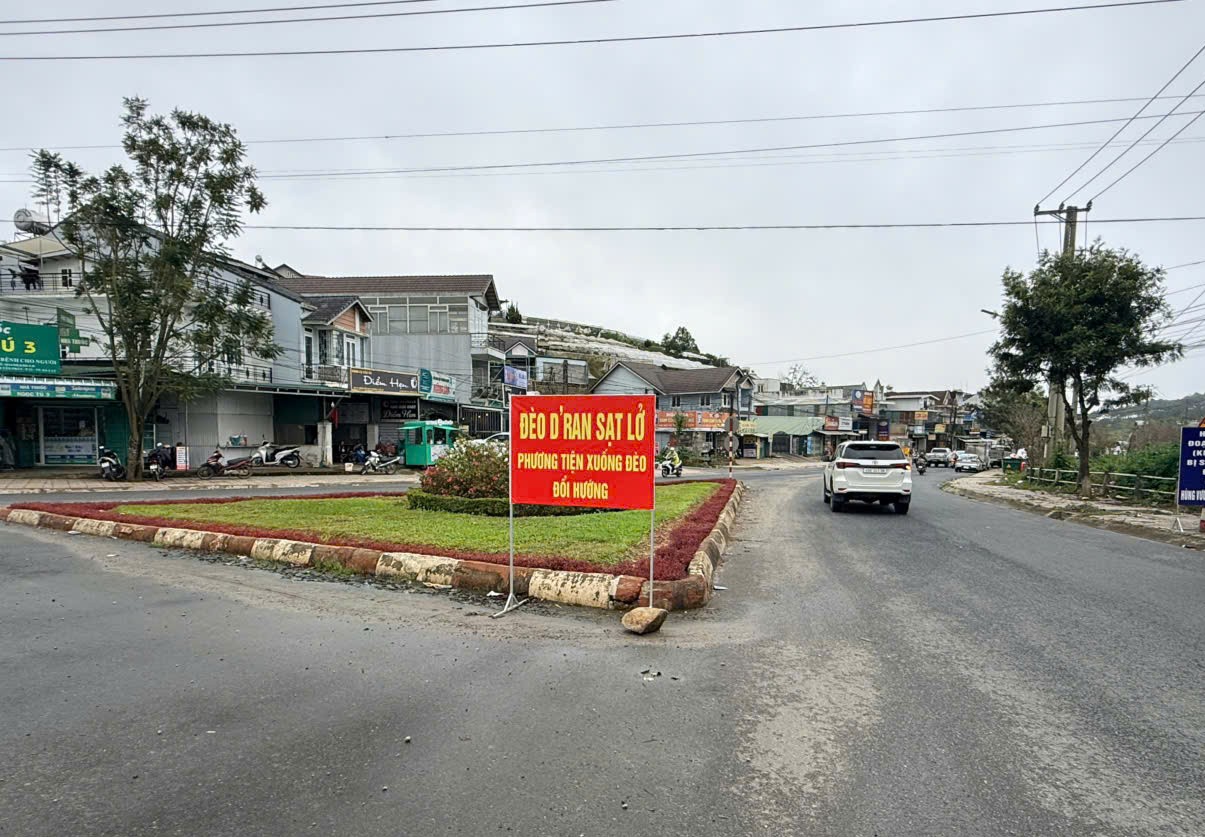 Sạt lở đèo D’Ran: Phân luồng giao thông, đặt biển báo sau khi báo chí phản ánh - Ảnh 1. Sạt lở đèo D’Ran: Phân luồng giao thông, đặt biển báo sau khi báo chí phản ánh - Ảnh 1.