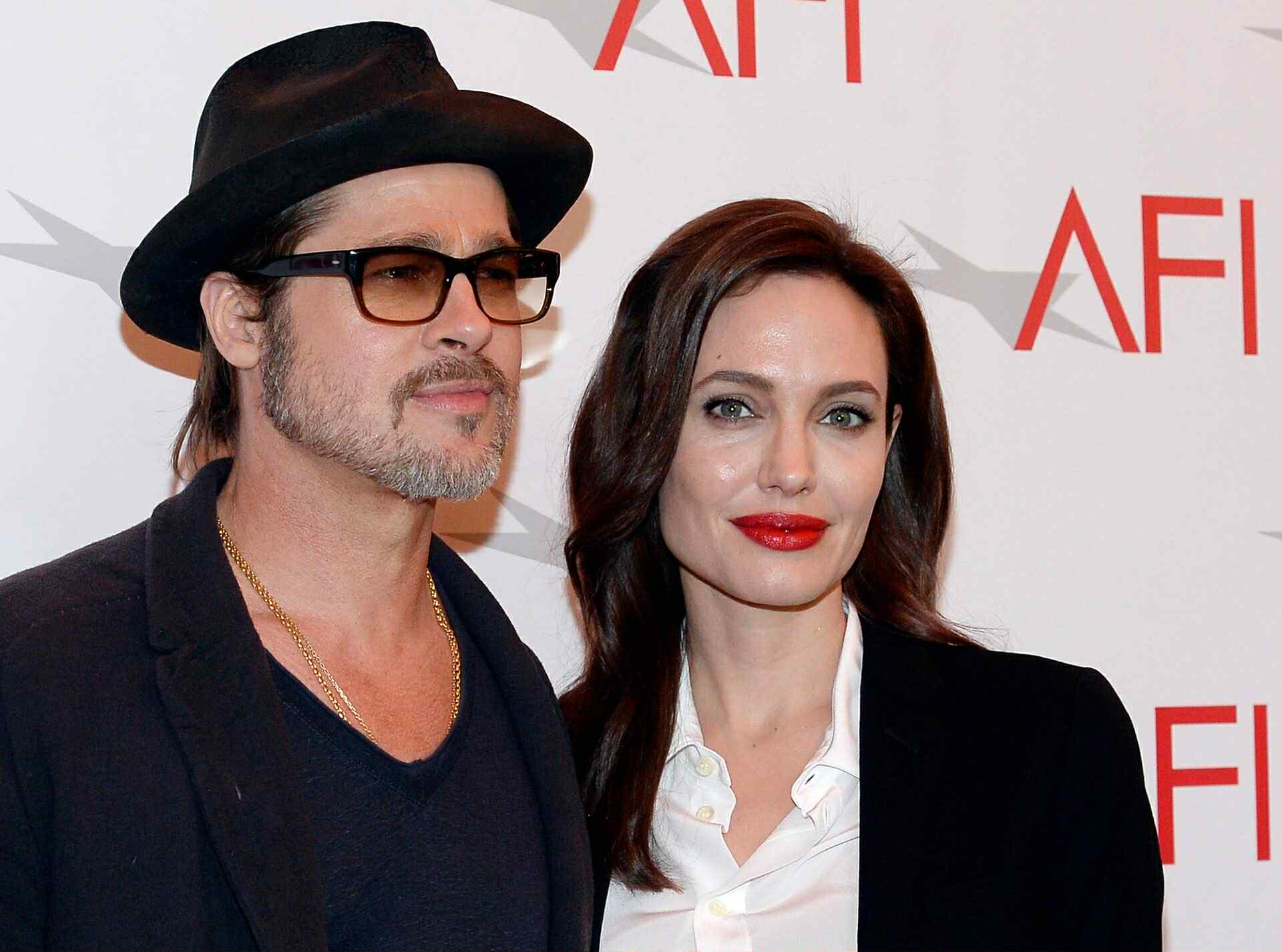 Brad Pitt đáp trả sau khi bị Angelina Jolie đòi tiền