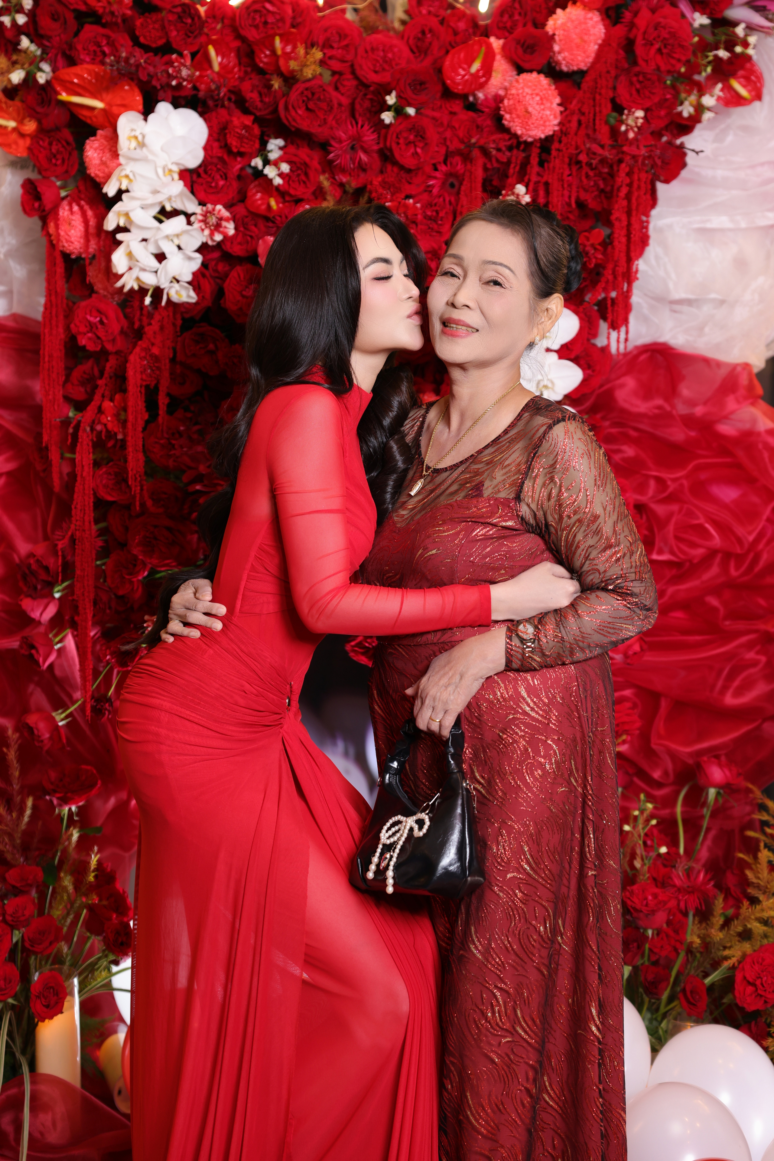 Hoa hậu Di Khả Hân mặc gợi cảm, khoe dáng đón tuổi mới - Ảnh 3.