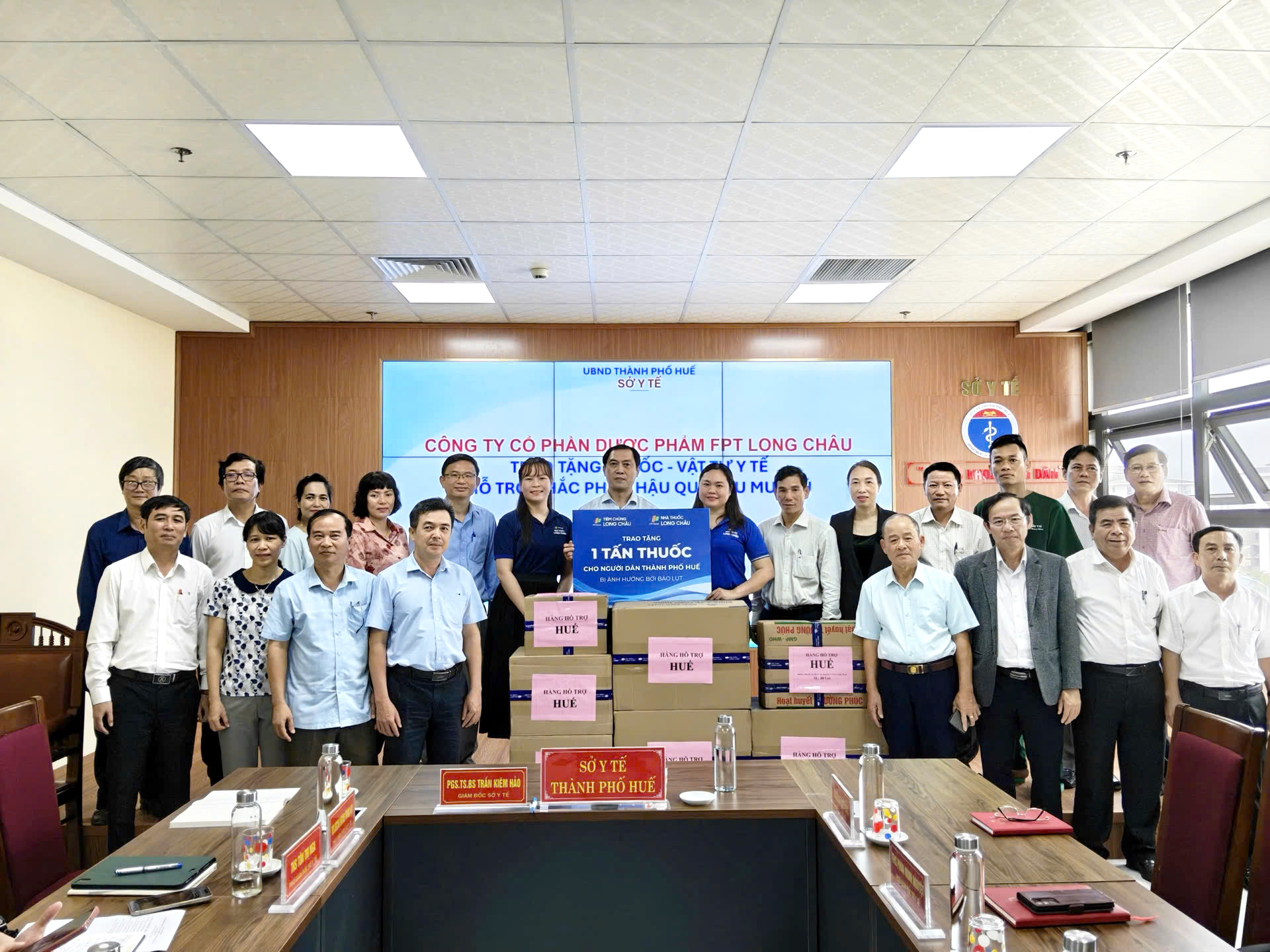 Long Châu Trao 1 Tấn Thuốc Và Vật Tư Y Tế Hỗ Trợ Người Dân Vùng Lũ Tại Huế - Ảnh 1.