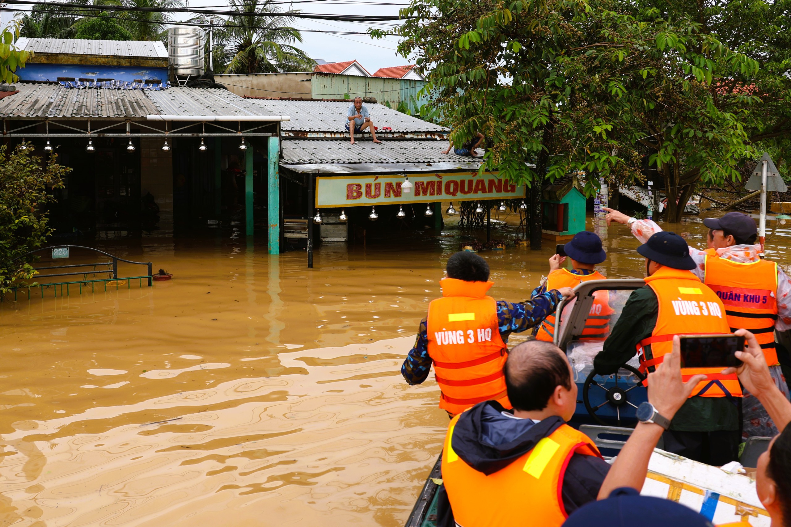 Vùng 3 Hải quân tích cực cứu trợ miền trung sau lũ lụt tại Đà Nẵng và Thừa Thiên - Huế - Ảnh 1. Vùng 3 Hải quân tích cực cứu trợ miền trung sau lũ lụt tại Đà Nẵng và Thừa Thiên - Huế - Ảnh 1.