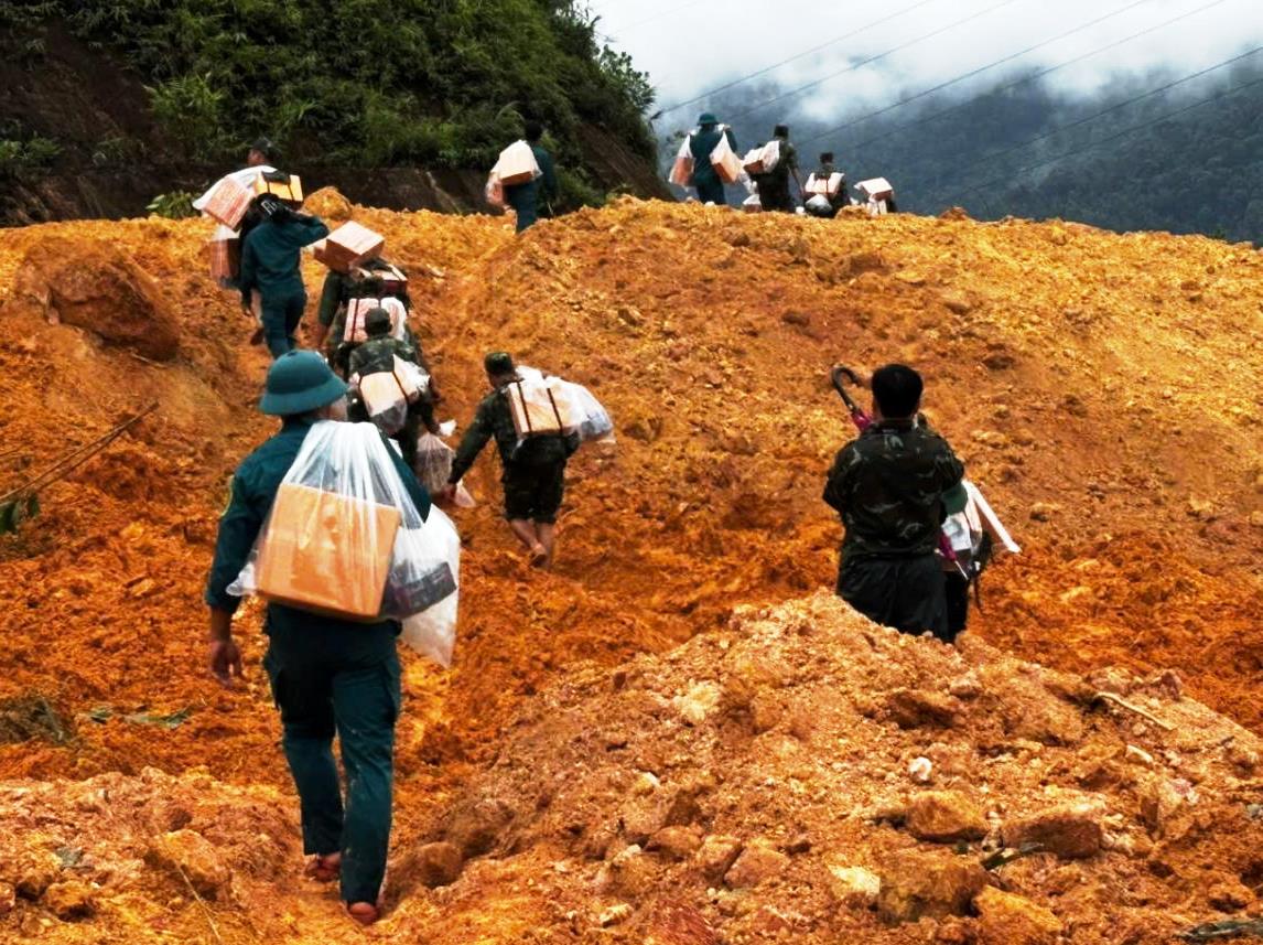 Xuyên rừng, vượt sạt lở cõng lương thực cứu trợ ngàn hộ dân bị cô lập- Ảnh 5. Xuyên rừng, vượt sạt lở cõng lương thực cứu trợ ngàn hộ dân bị cô lập- Ảnh 5.