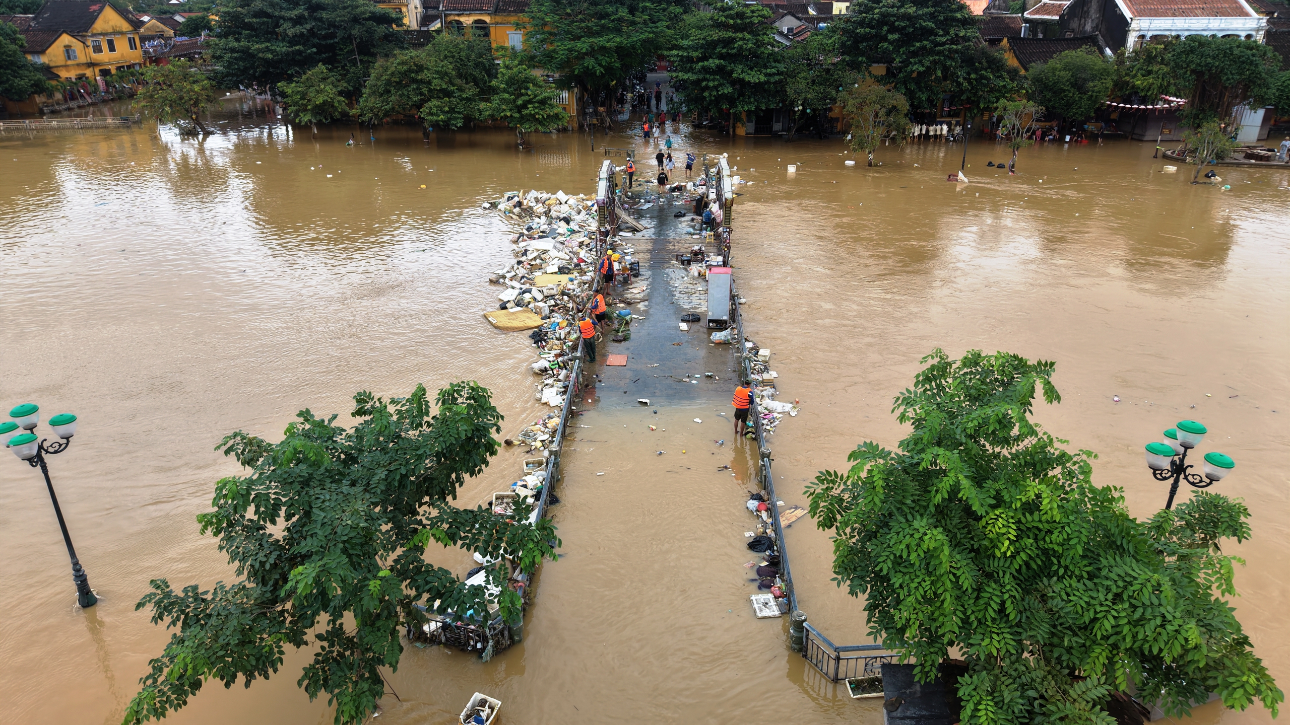 Phố cổ Hội An ngổn ngang sau trận lũ lịch sử- Ảnh 5. Phố cổ Hội An ngổn ngang sau trận lũ lịch sử- Ảnh 5.