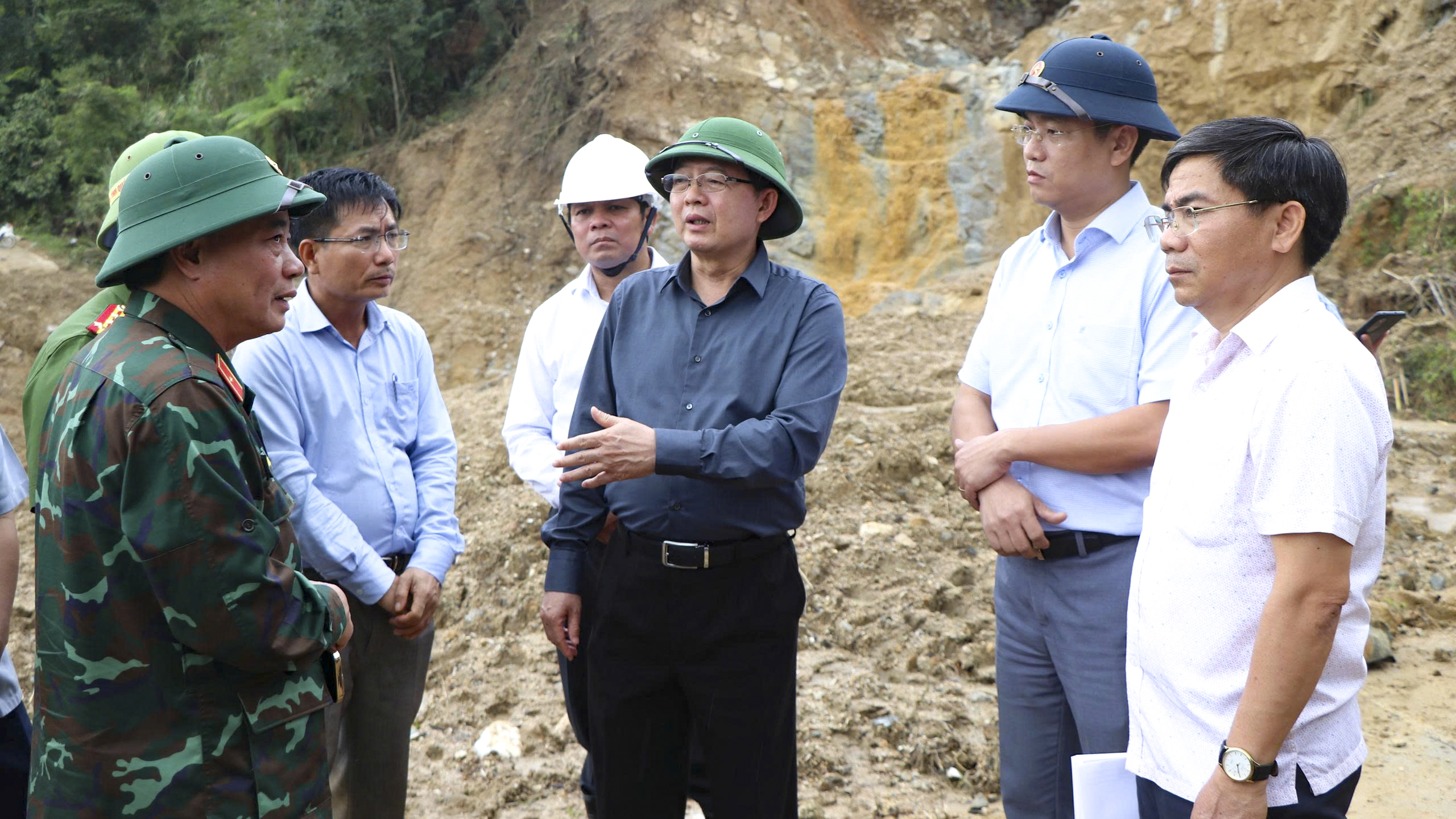 Phó thủ tướng Hồ Quốc Dũng: Không để người dân vùng sạt lở bị đói, khát- Ảnh 3. Phó thủ tướng Hồ Quốc Dũng: Không để người dân vùng sạt lở bị đói, khát- Ảnh 3.