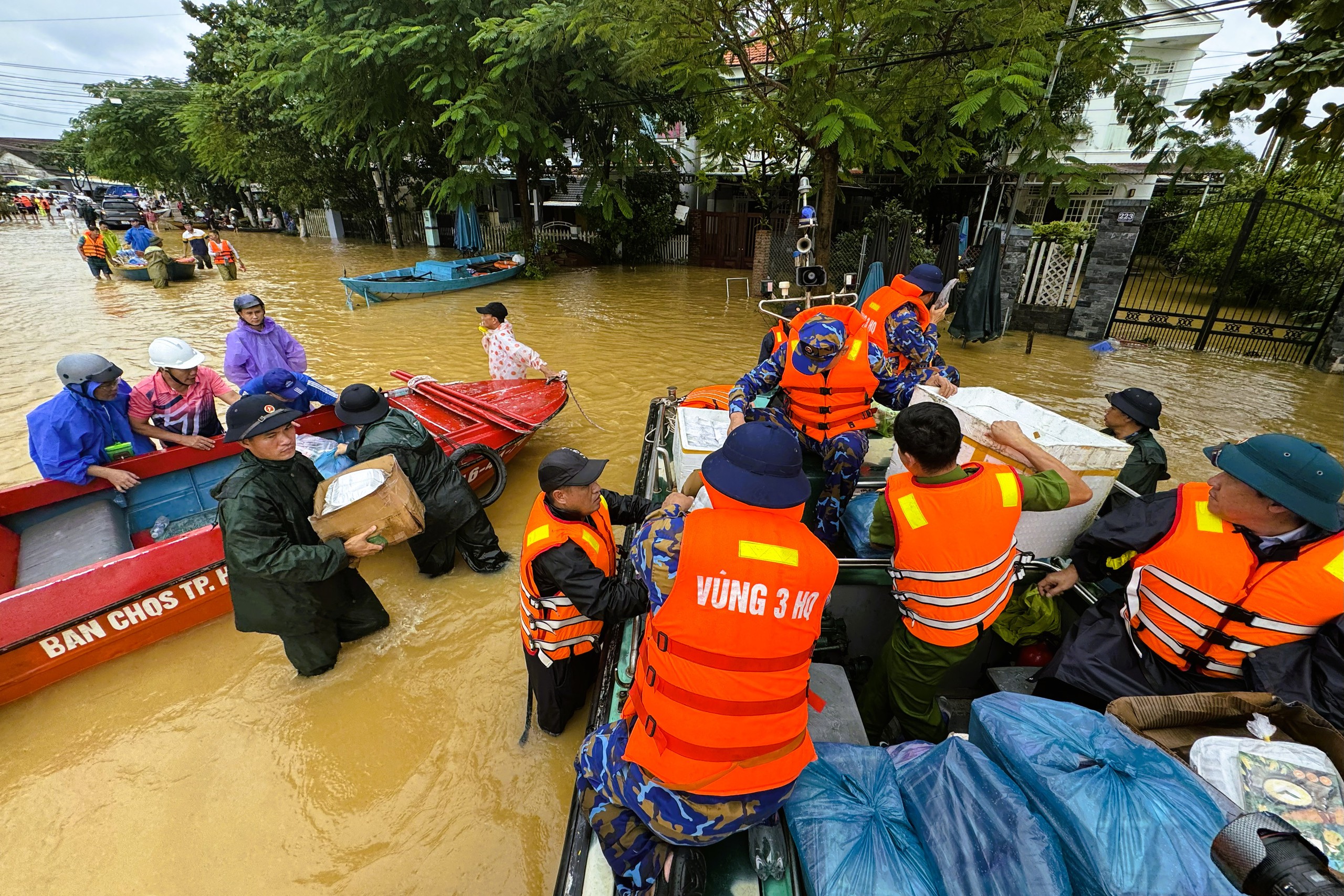 Vùng 3 Hải quân tích cực cứu trợ miền trung sau lũ lụt tại Đà Nẵng và Thừa Thiên - Huế - Ảnh 11. Vùng 3 Hải quân tích cực cứu trợ miền trung sau lũ lụt tại Đà Nẵng và Thừa Thiên - Huế - Ảnh 11.