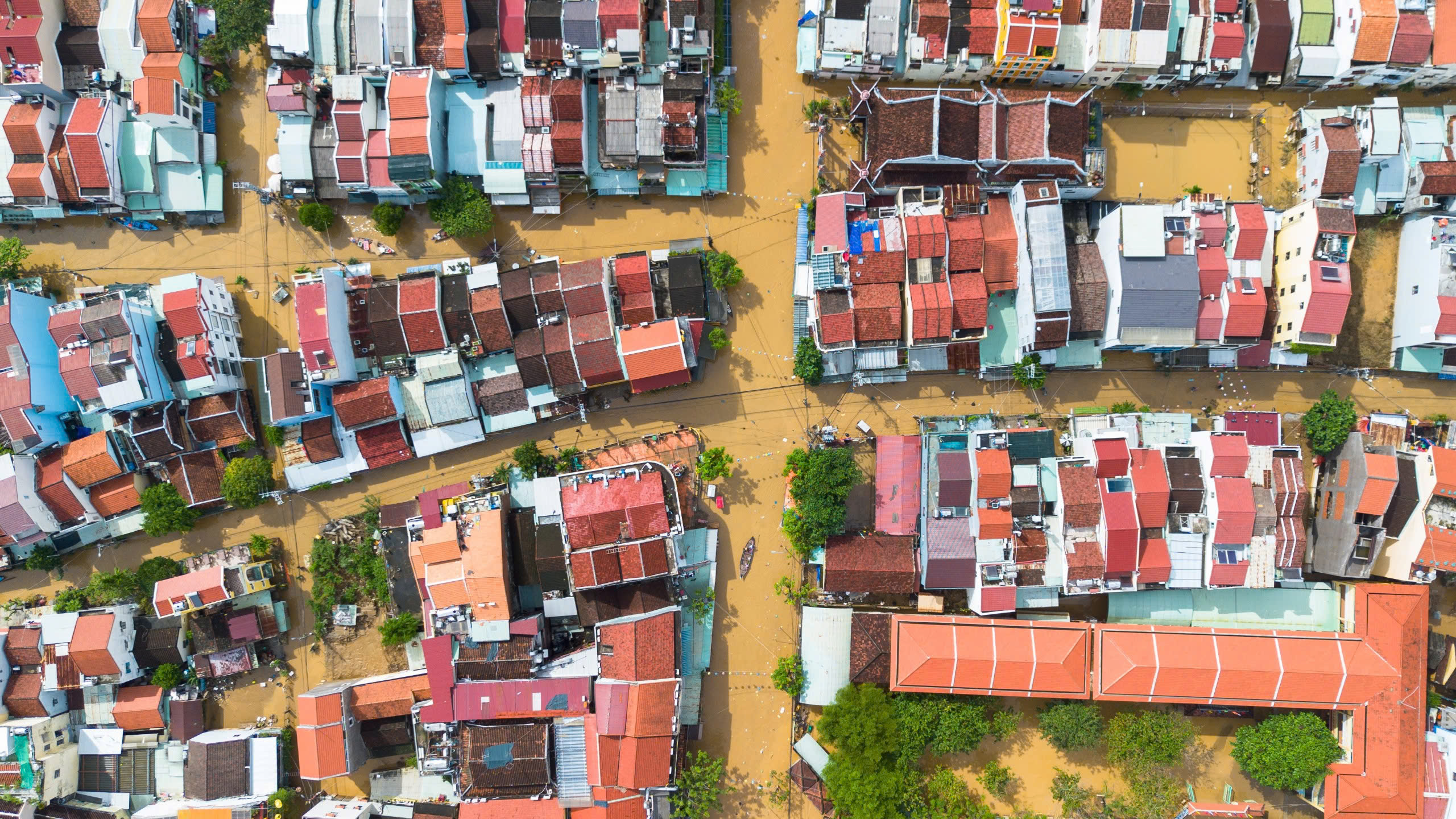 Phố cổ Hội An ngổn ngang sau trận lũ lịch sử- Ảnh 1. Phố cổ Hội An ngổn ngang sau trận lũ lịch sử- Ảnh 1.