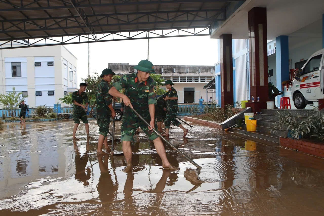 Đà Nẵng: Nước rút đến đâu, bộ đội có mặt giúp dân dọn lụt đến đó- Ảnh 3. Đà Nẵng: Nước rút đến đâu, bộ đội có mặt giúp dân dọn lụt đến đó- Ảnh 3.