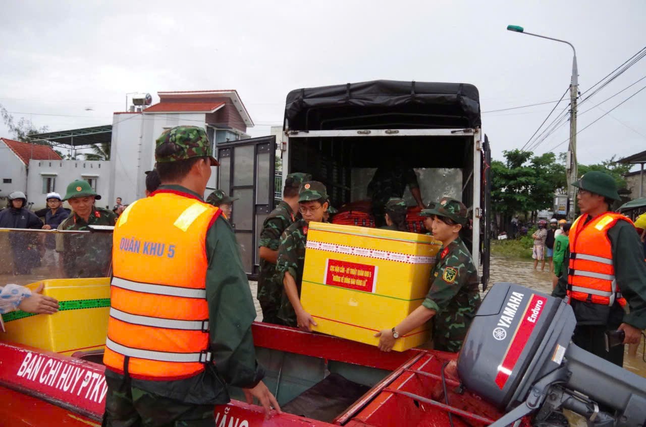 Đà Nẵng: Nước rút đến đâu, bộ đội có mặt giúp dân dọn lụt đến đó- Ảnh 5. Đà Nẵng: Nước rút đến đâu, bộ đội có mặt giúp dân dọn lụt đến đó- Ảnh 5.