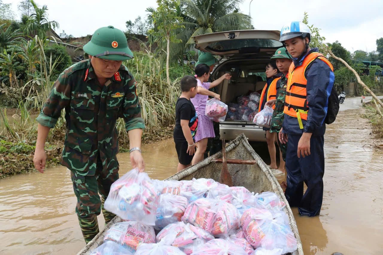 Đà Nẵng: Nước rút đến đâu, bộ đội có mặt giúp dân dọn lụt đến đó- Ảnh 1. Đà Nẵng: Nước rút đến đâu, bộ đội có mặt giúp dân dọn lụt đến đó- Ảnh 1.