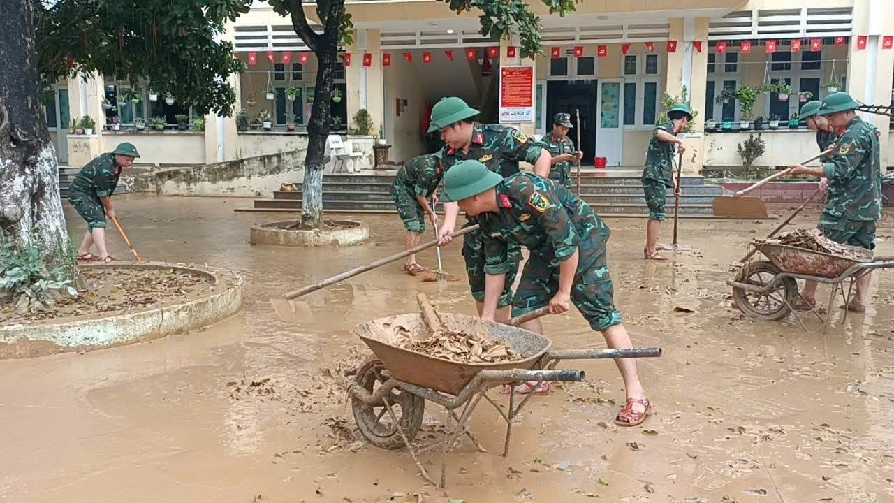 Đà Nẵng: Nước rút đến đâu, bộ đội có mặt giúp dân dọn lụt đến đó- Ảnh 8. Đà Nẵng: Nước rút đến đâu, bộ đội có mặt giúp dân dọn lụt đến đó- Ảnh 8.