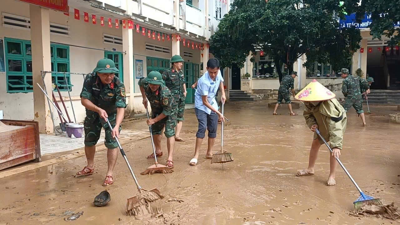 Đà Nẵng: Nước rút đến đâu, bộ đội có mặt giúp dân dọn lụt đến đó- Ảnh 7. Đà Nẵng: Nước rút đến đâu, bộ đội có mặt giúp dân dọn lụt đến đó- Ảnh 7.