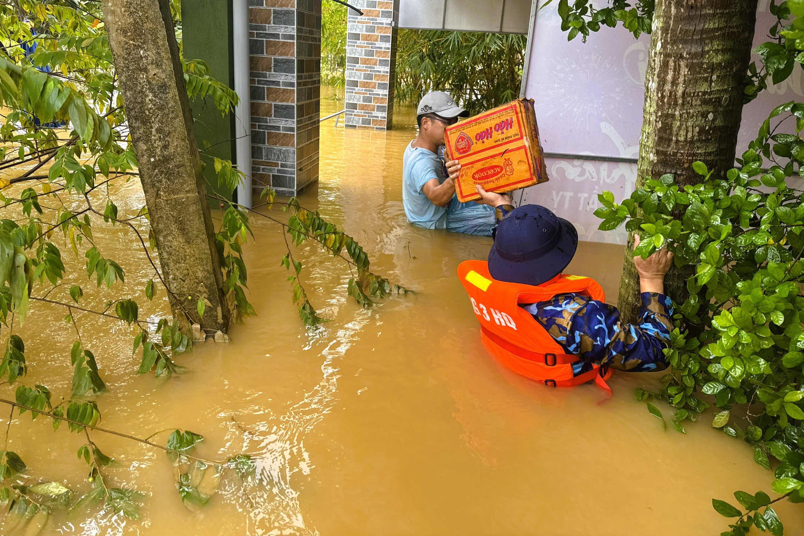 Vùng 3 Hải quân tích cực cứu trợ miền trung sau lũ lụt tại Đà Nẵng và Thừa Thiên - Huế - Ảnh 12. Vùng 3 Hải quân tích cực cứu trợ miền trung sau lũ lụt tại Đà Nẵng và Thừa Thiên - Huế - Ảnh 12.
