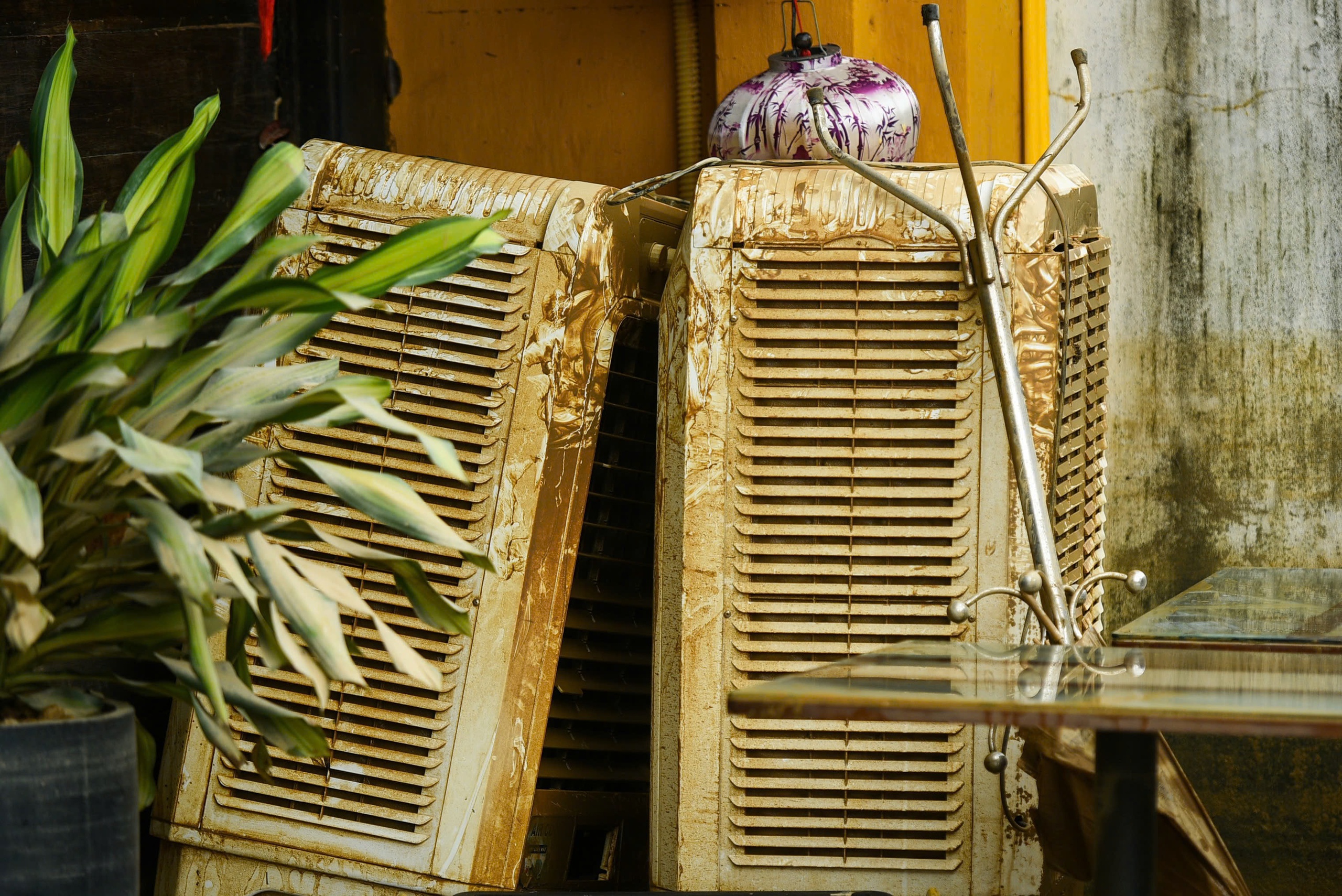 Phố cổ Hội An ngổn ngang sau trận lũ lịch sử- Ảnh 8. Phố cổ Hội An ngổn ngang sau trận lũ lịch sử- Ảnh 8.