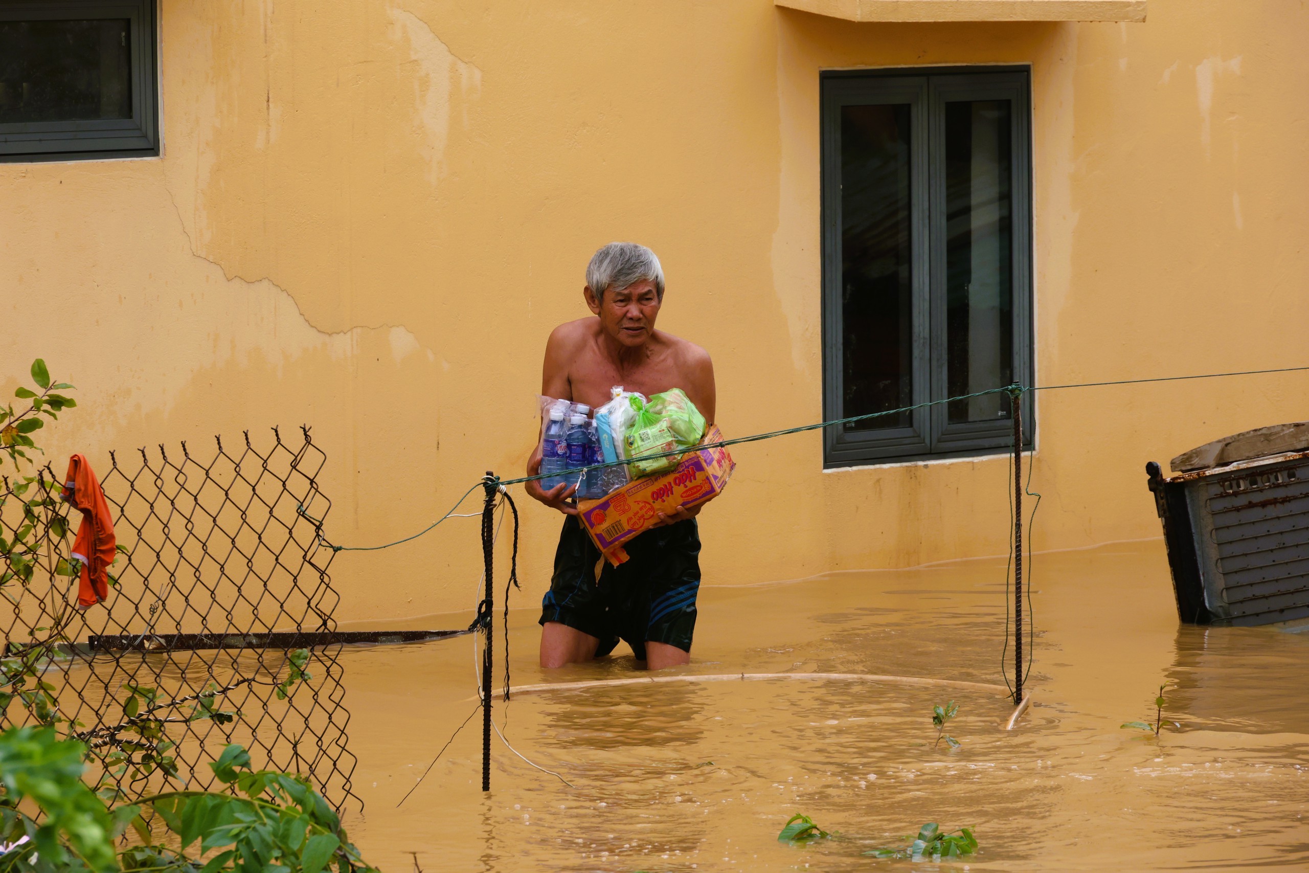 Cuộc sống trong vùng mưa lụt Hội An- Ảnh 6. Cuộc sống trong vùng mưa lụt Hội An- Ảnh 6.