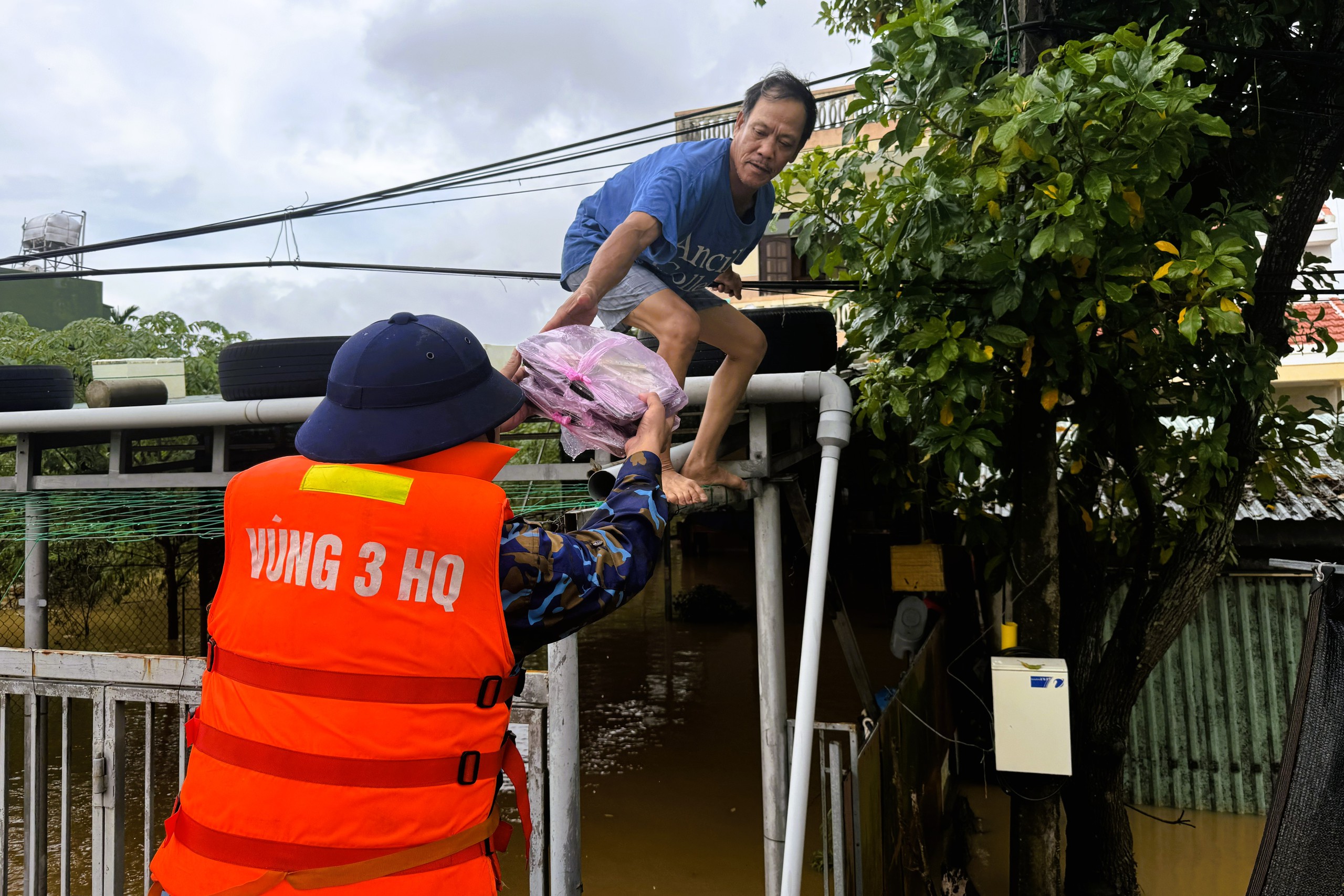 Vùng 3 Hải quân tích cực cứu trợ miền trung sau lũ lụt tại Đà Nẵng và Thừa Thiên - Huế - Ảnh 13. Vùng 3 Hải quân tích cực cứu trợ miền trung sau lũ lụt tại Đà Nẵng và Thừa Thiên - Huế - Ảnh 13.