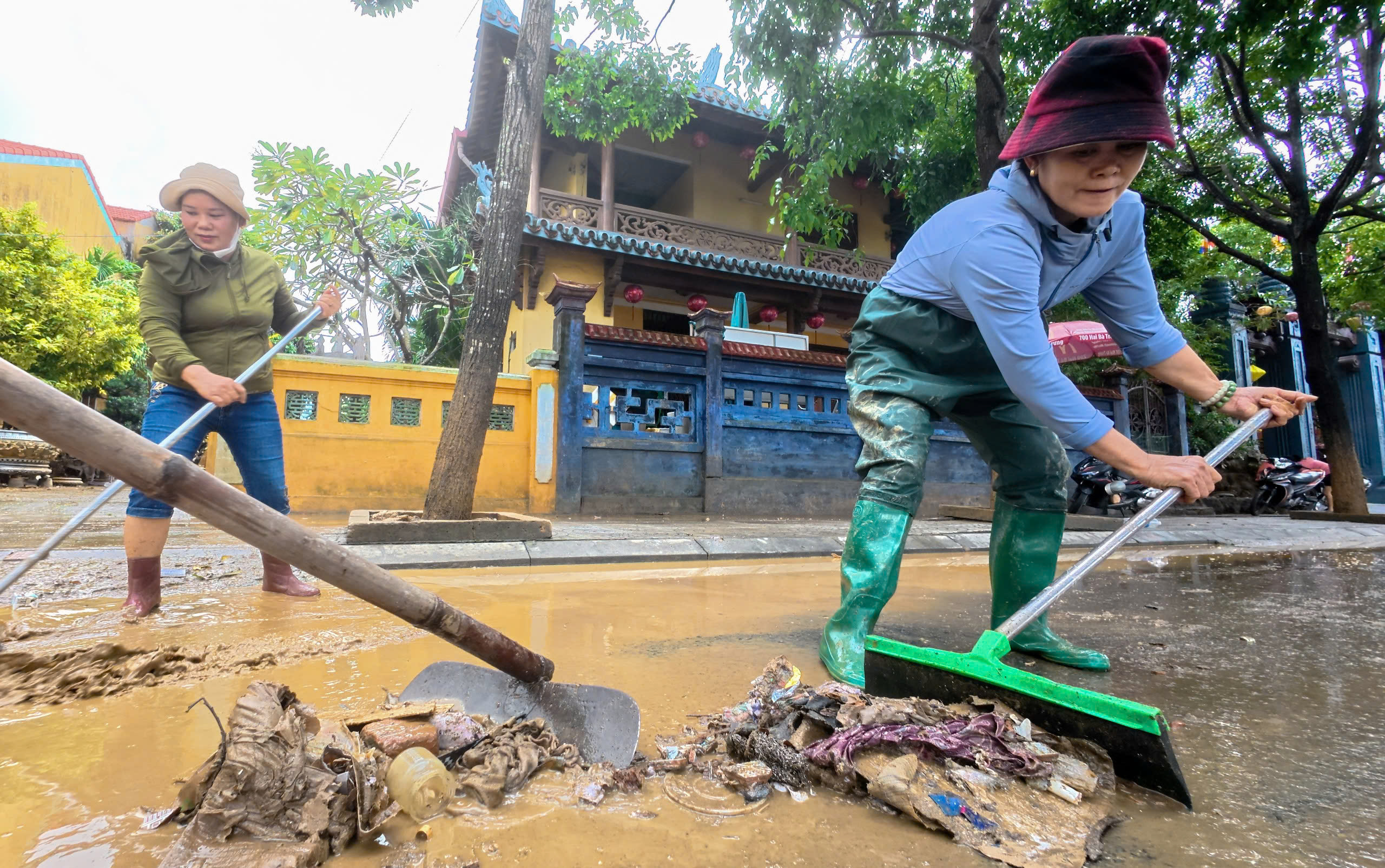 Phố cổ Hội An ngổn ngang sau trận lũ lịch sử- Ảnh 14. Phố cổ Hội An ngổn ngang sau trận lũ lịch sử- Ảnh 14.