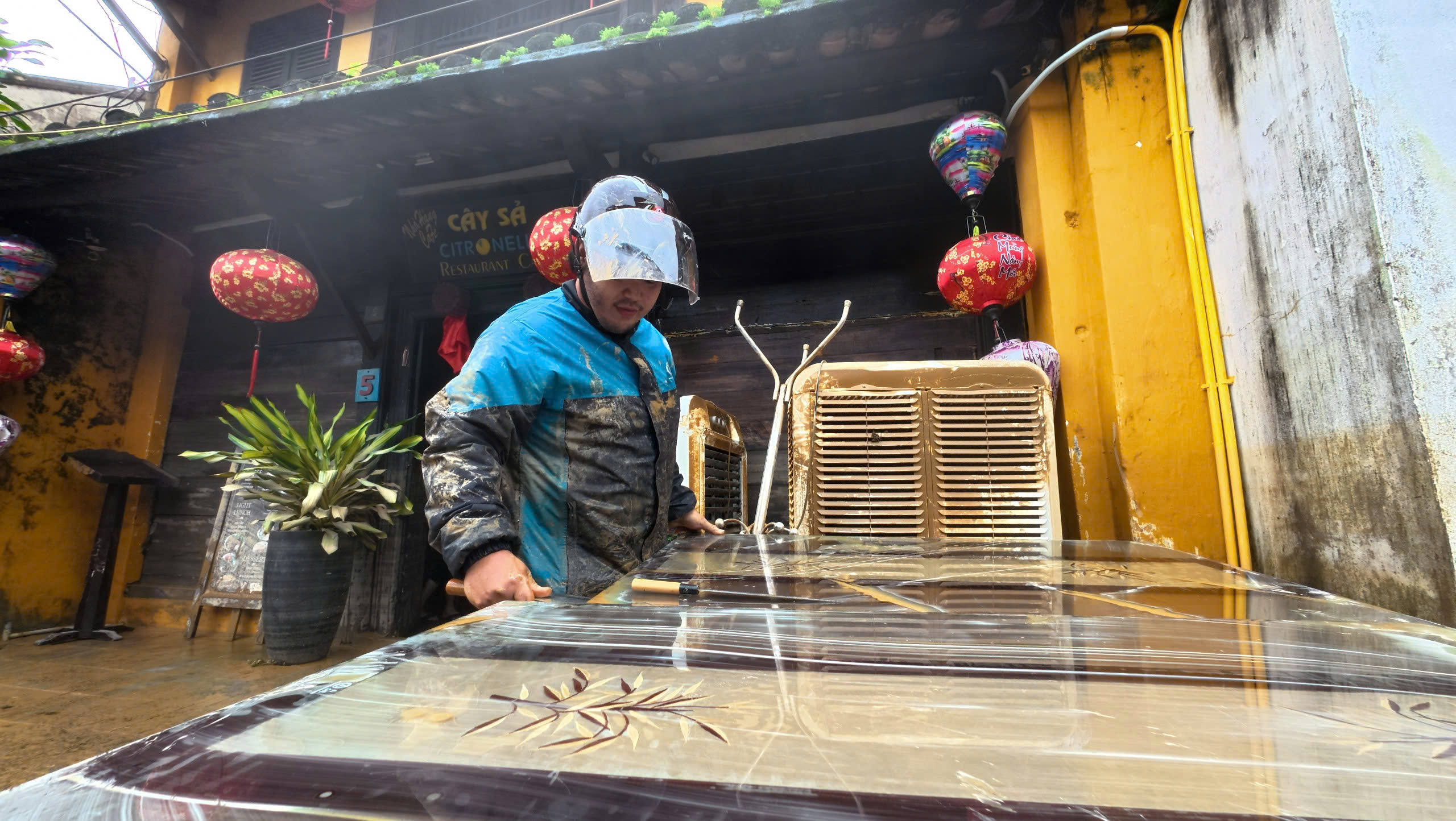 Phố cổ Hội An ngổn ngang sau trận lũ lịch sử- Ảnh 19. Phố cổ Hội An ngổn ngang sau trận lũ lịch sử- Ảnh 19.