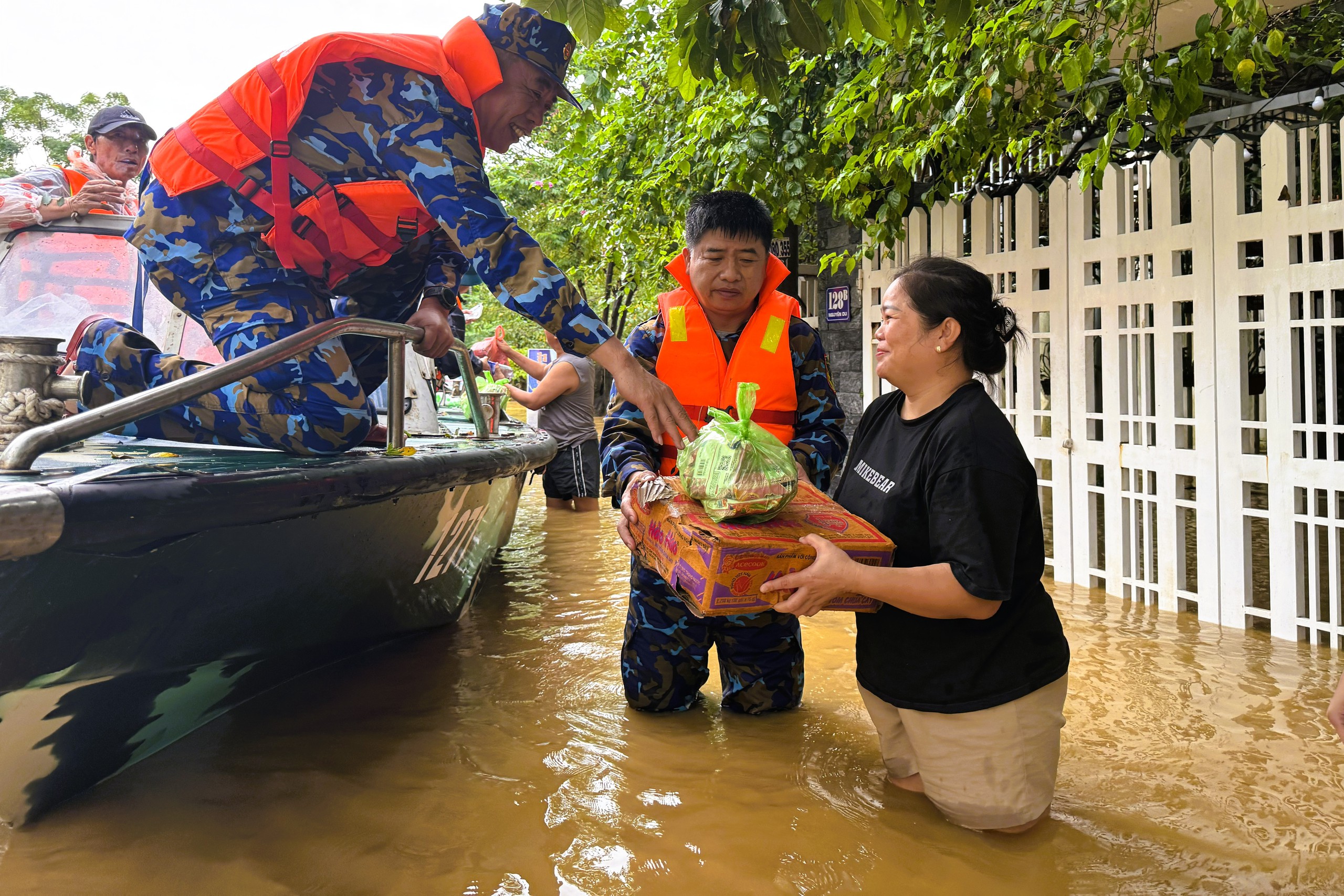 Vùng 3 Hải quân tích cực cứu trợ miền trung sau lũ lụt tại Đà Nẵng và Thừa Thiên - Huế - Ảnh 15. Vùng 3 Hải quân tích cực cứu trợ miền trung sau lũ lụt tại Đà Nẵng và Thừa Thiên - Huế - Ảnh 15.