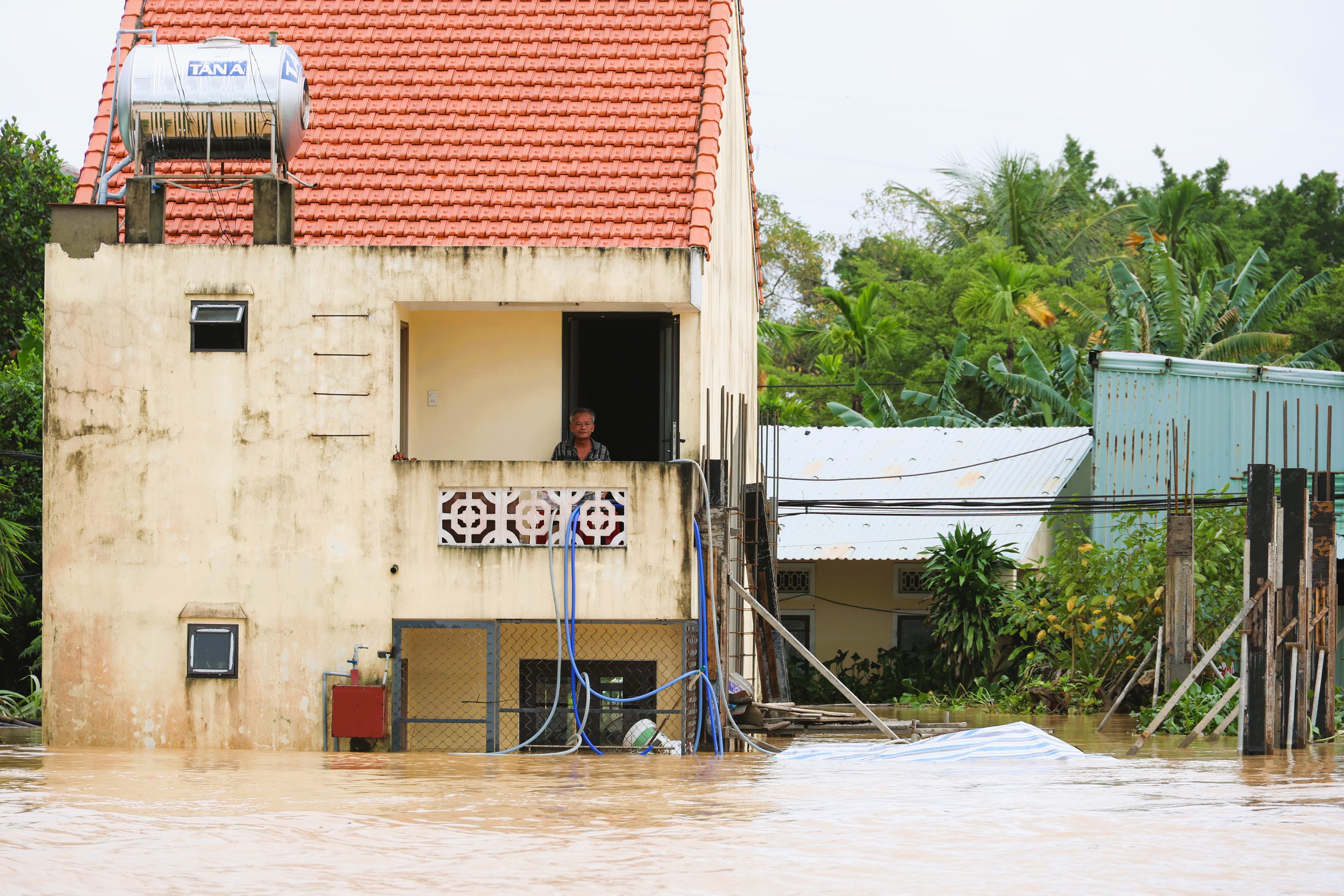 Cuộc sống trong vùng mưa lụt Hội An- Ảnh 8. Cuộc sống trong vùng mưa lụt Hội An- Ảnh 8.