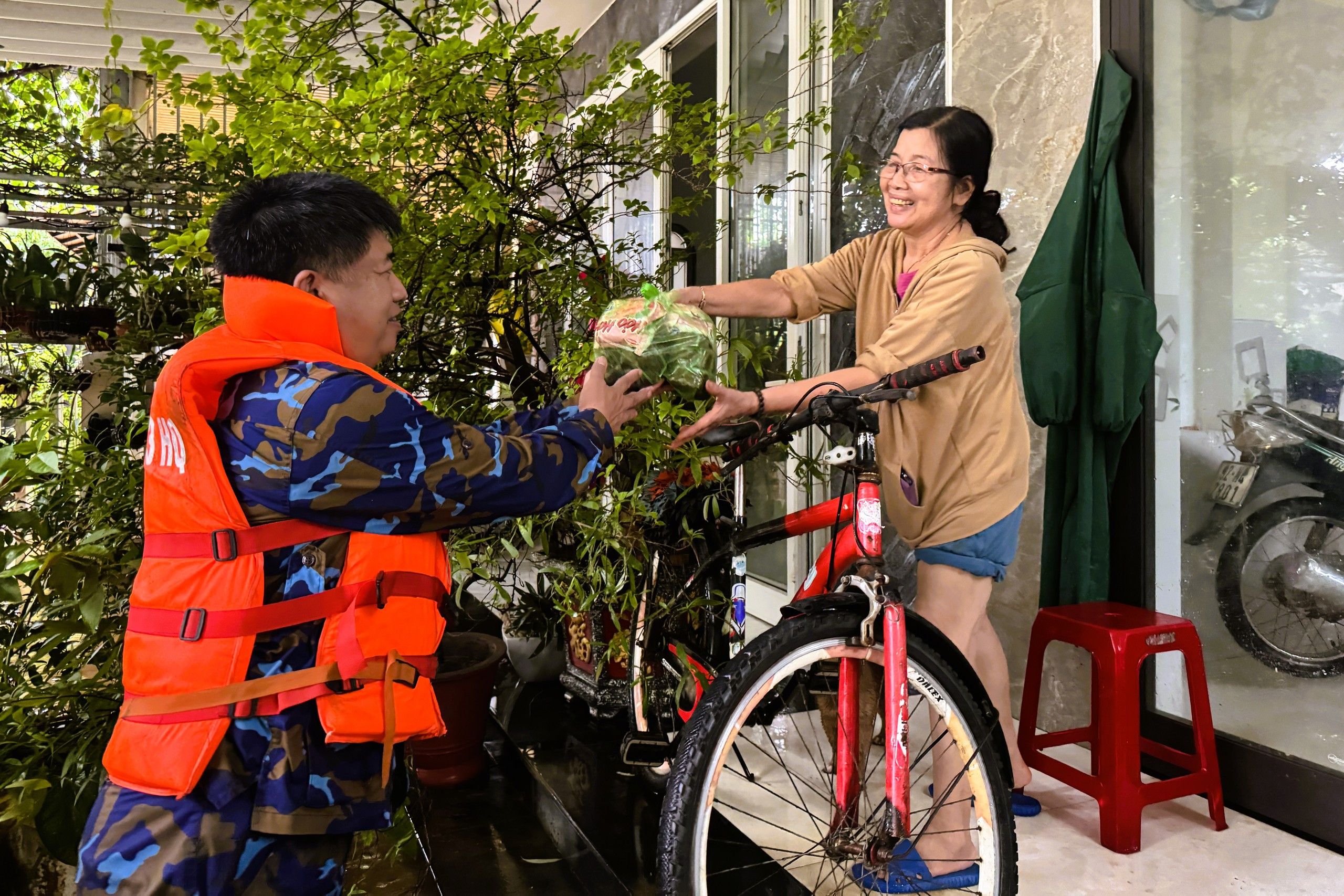 Vùng 3 Hải quân tích cực cứu trợ miền trung sau lũ lụt tại Đà Nẵng và Thừa Thiên - Huế - Ảnh 16. Vùng 3 Hải quân tích cực cứu trợ miền trung sau lũ lụt tại Đà Nẵng và Thừa Thiên - Huế - Ảnh 16.