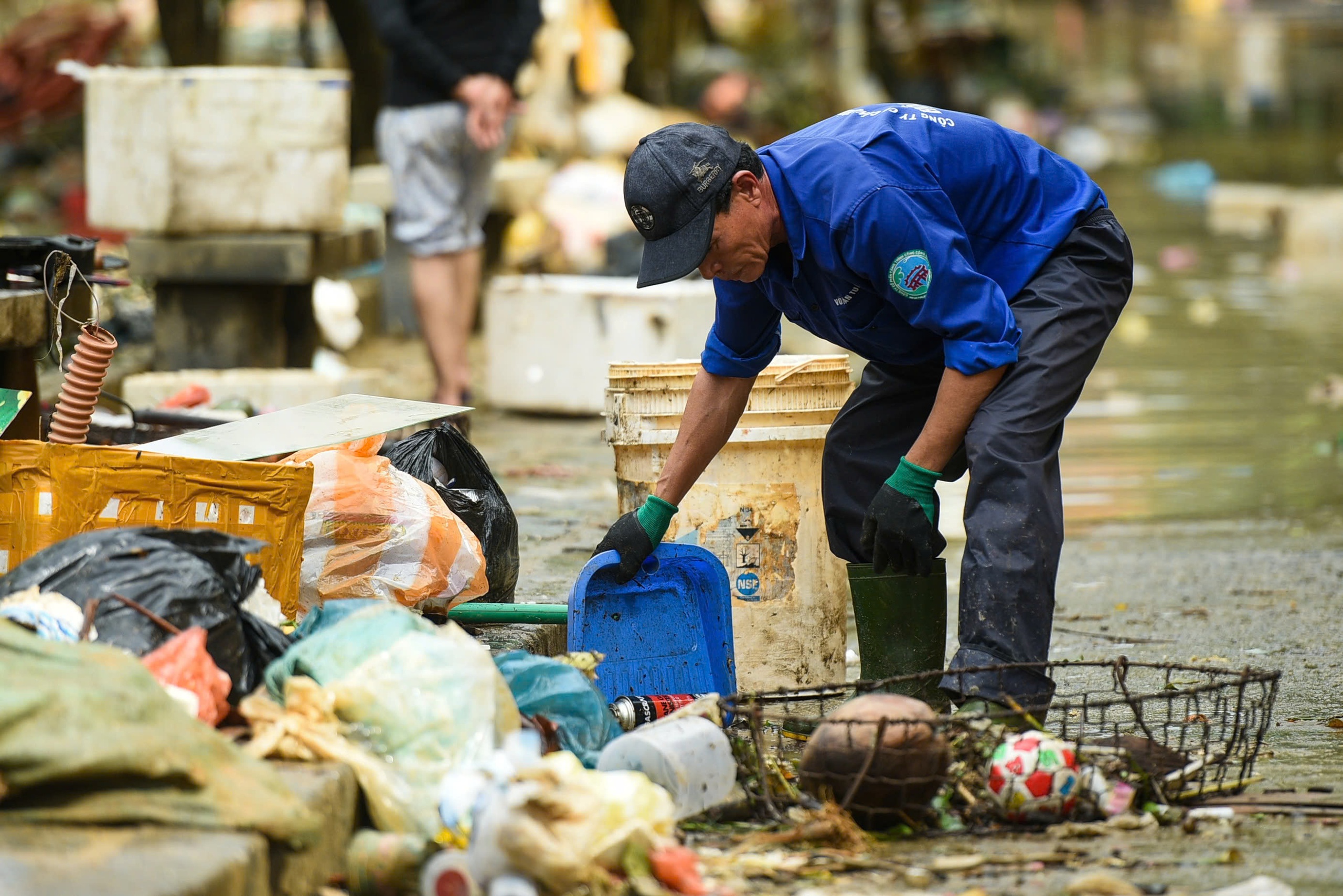 Phố cổ Hội An ngổn ngang sau trận lũ lịch sử- Ảnh 13. Phố cổ Hội An ngổn ngang sau trận lũ lịch sử- Ảnh 13.