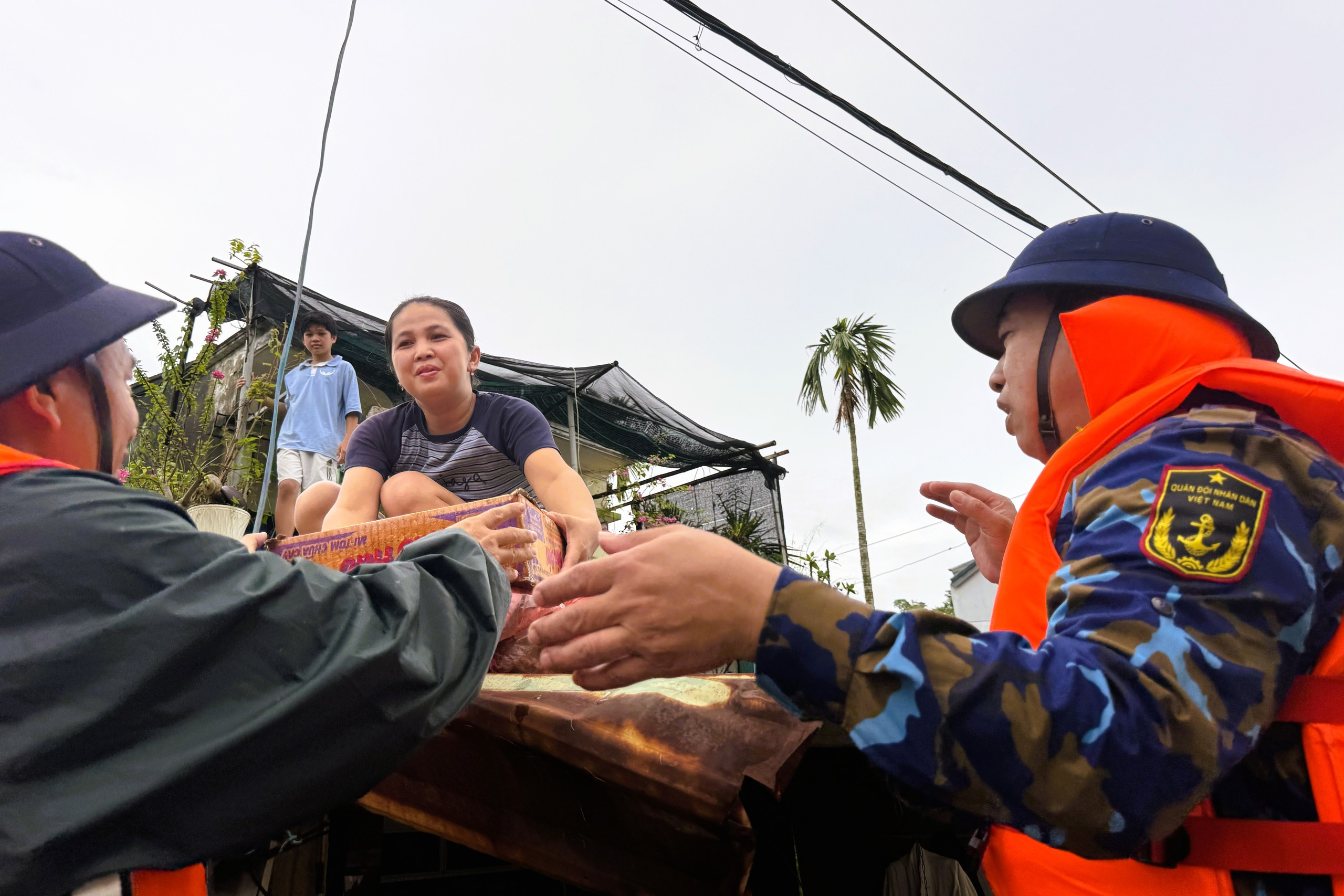 Vùng 3 Hải quân tích cực cứu trợ miền trung sau lũ lụt tại Đà Nẵng và Thừa Thiên - Huế - Ảnh 17. Vùng 3 Hải quân tích cực cứu trợ miền trung sau lũ lụt tại Đà Nẵng và Thừa Thiên - Huế - Ảnh 17.