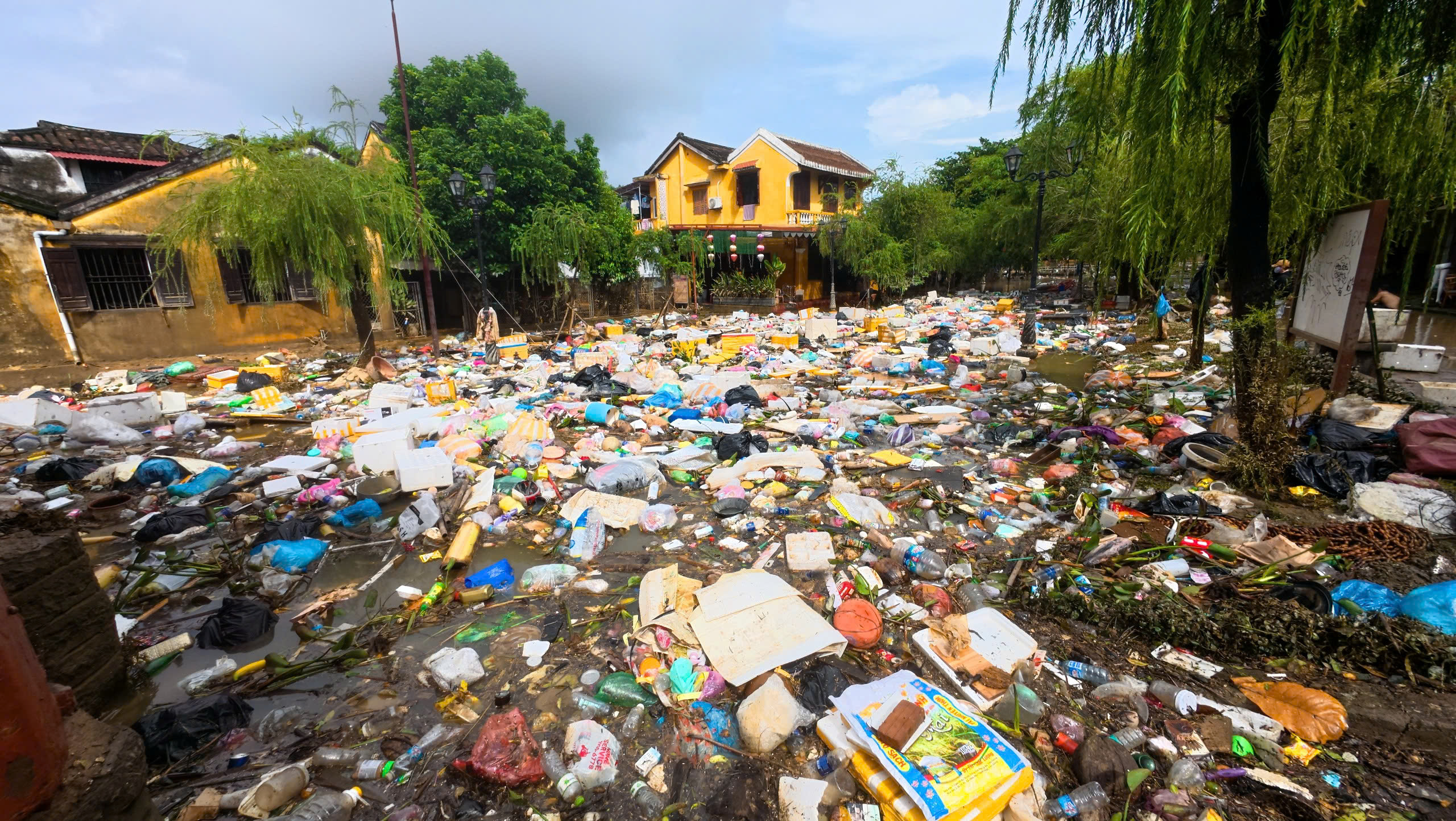 Phố cổ Hội An ngổn ngang sau trận lũ lịch sử- Ảnh 15. Phố cổ Hội An ngổn ngang sau trận lũ lịch sử- Ảnh 15.