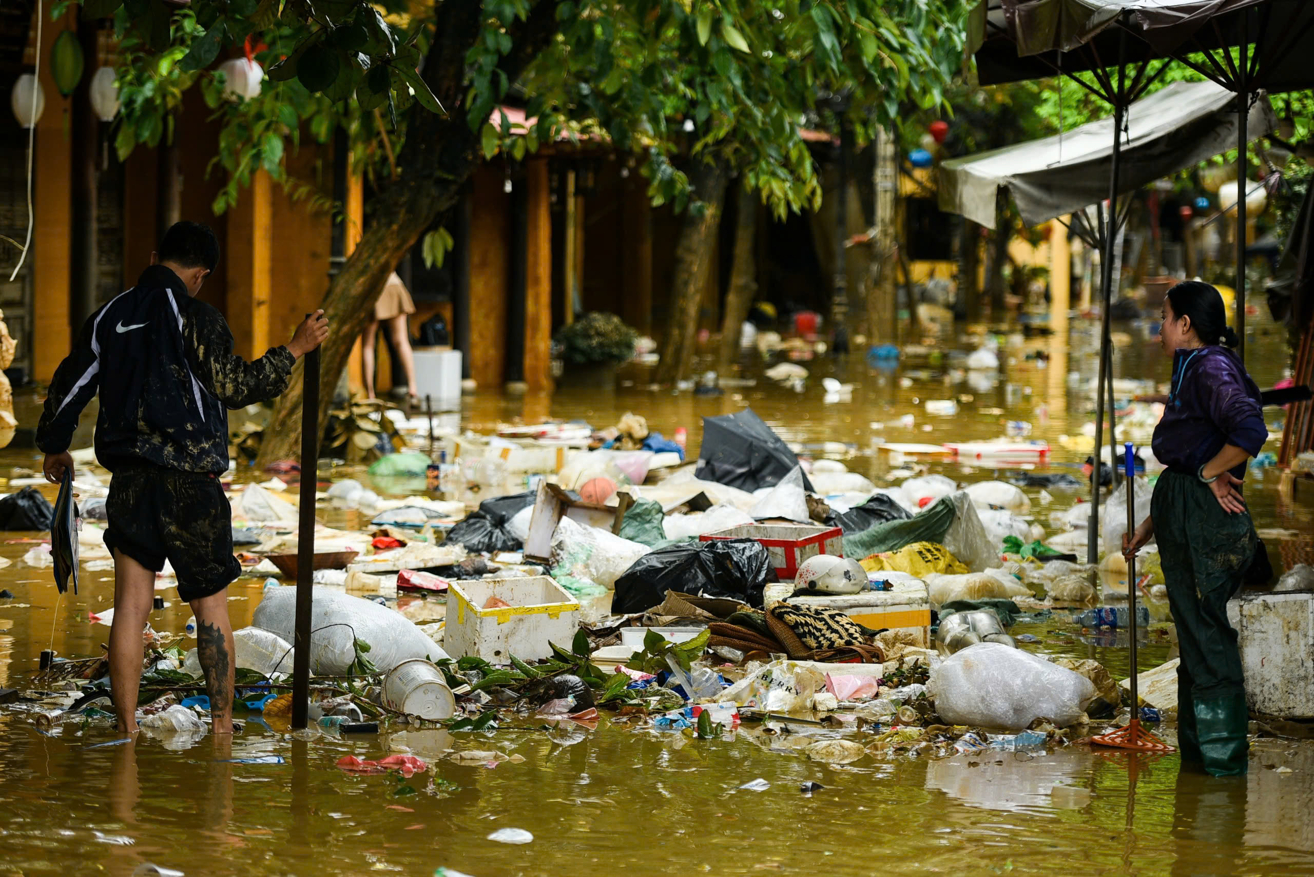 Phố cổ Hội An ngổn ngang sau trận lũ lịch sử- Ảnh 16. Phố cổ Hội An ngổn ngang sau trận lũ lịch sử- Ảnh 16.