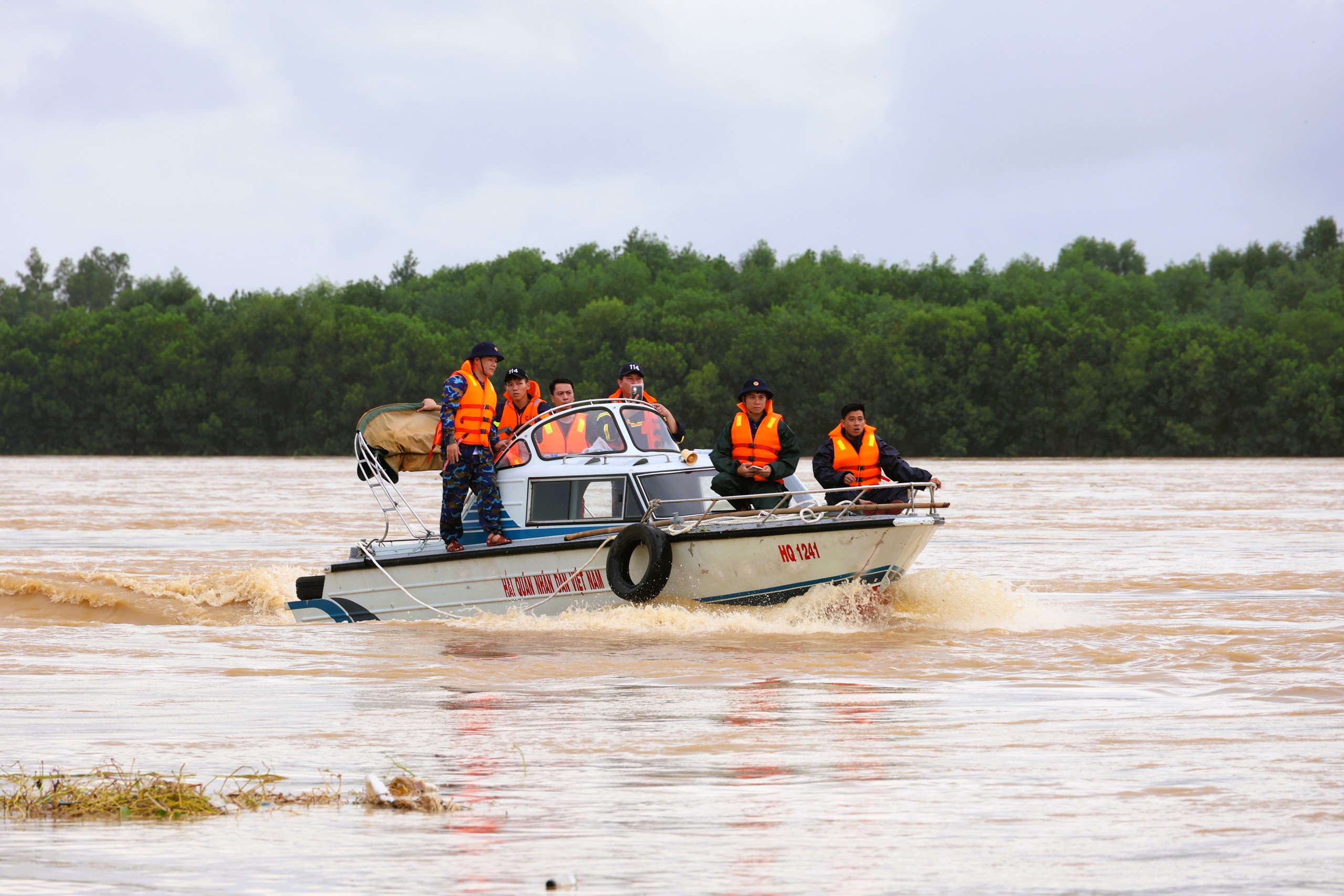 Vùng 3 Hải quân tích cực cứu trợ miền trung sau lũ lụt tại Đà Nẵng và Thừa Thiên - Huế - Ảnh 3. Vùng 3 Hải quân tích cực cứu trợ miền trung sau lũ lụt tại Đà Nẵng và Thừa Thiên - Huế - Ảnh 3.