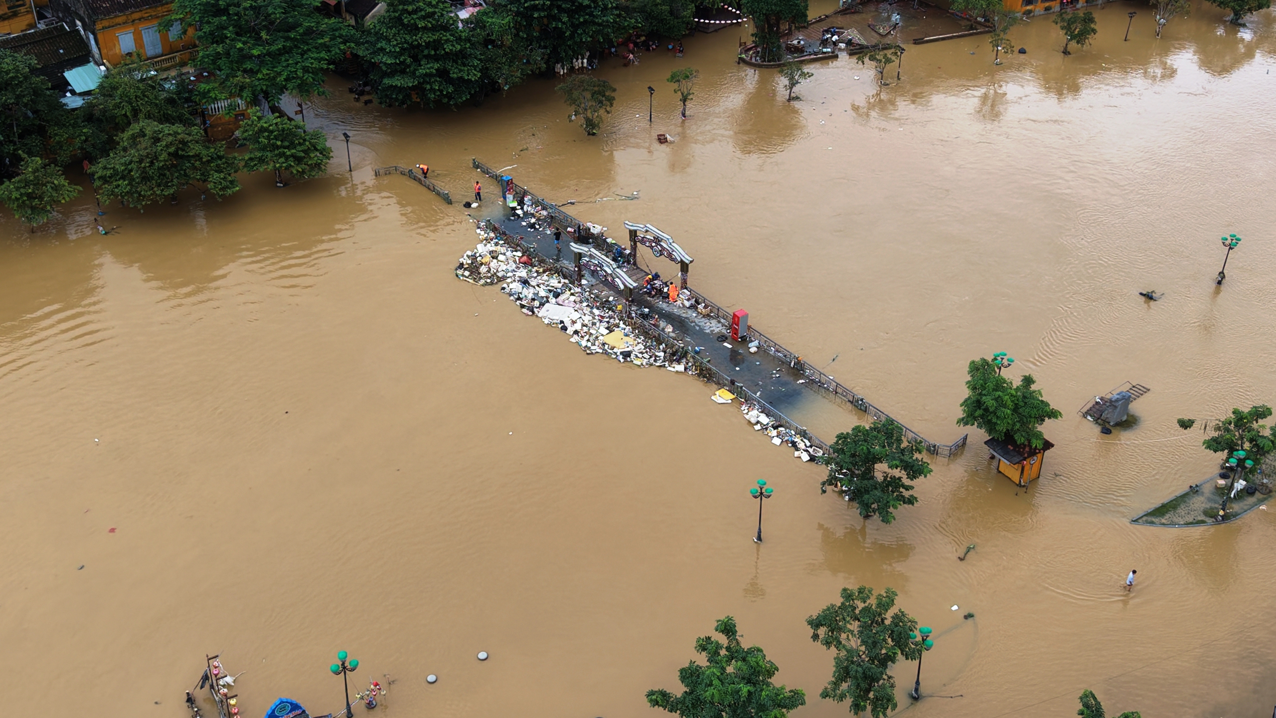 Phố cổ Hội An ngổn ngang sau trận lũ lịch sử- Ảnh 7. Phố cổ Hội An ngổn ngang sau trận lũ lịch sử- Ảnh 7.