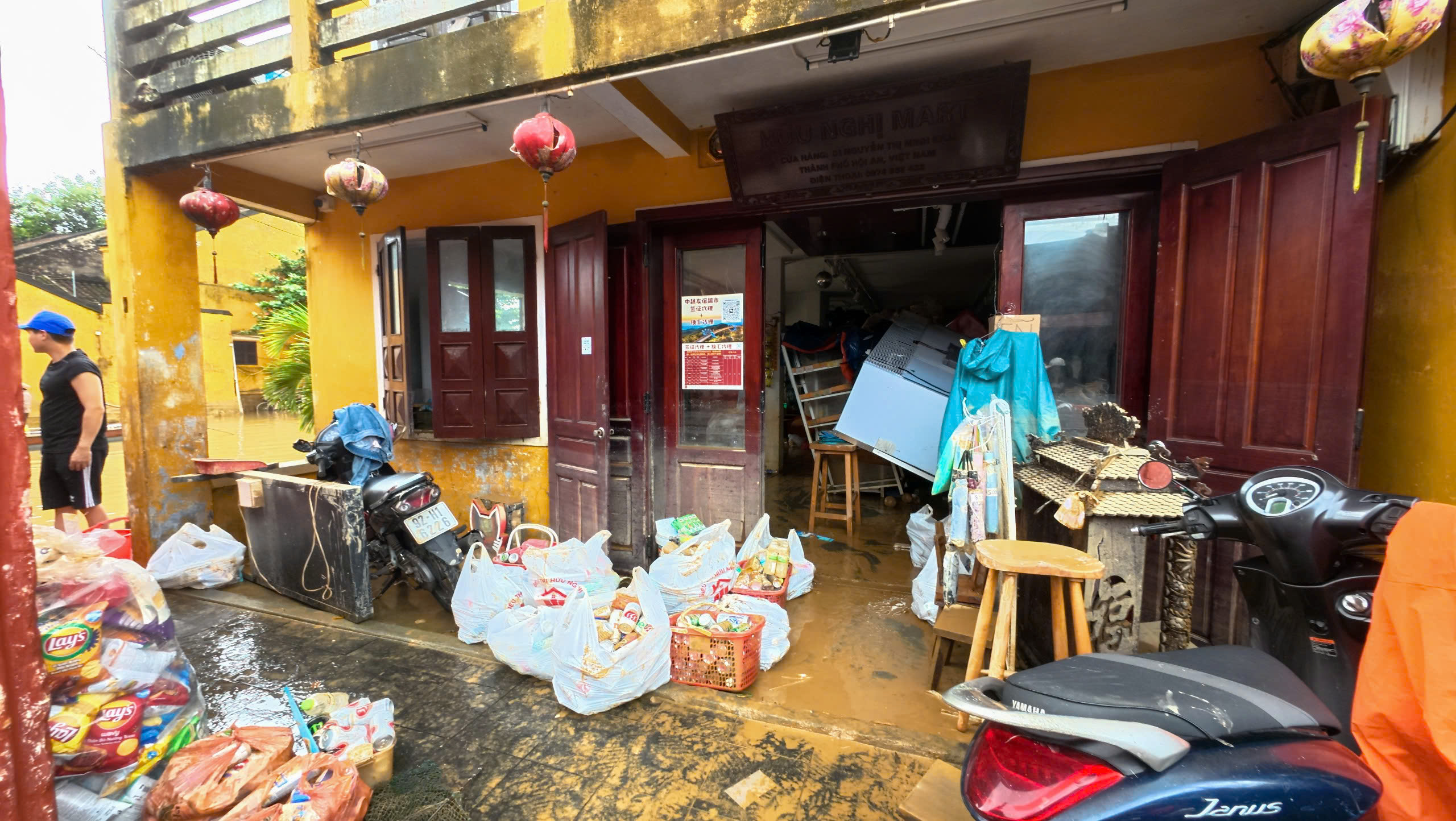 Phố cổ Hội An ngổn ngang sau trận lũ lịch sử- Ảnh 11. Phố cổ Hội An ngổn ngang sau trận lũ lịch sử- Ảnh 11.