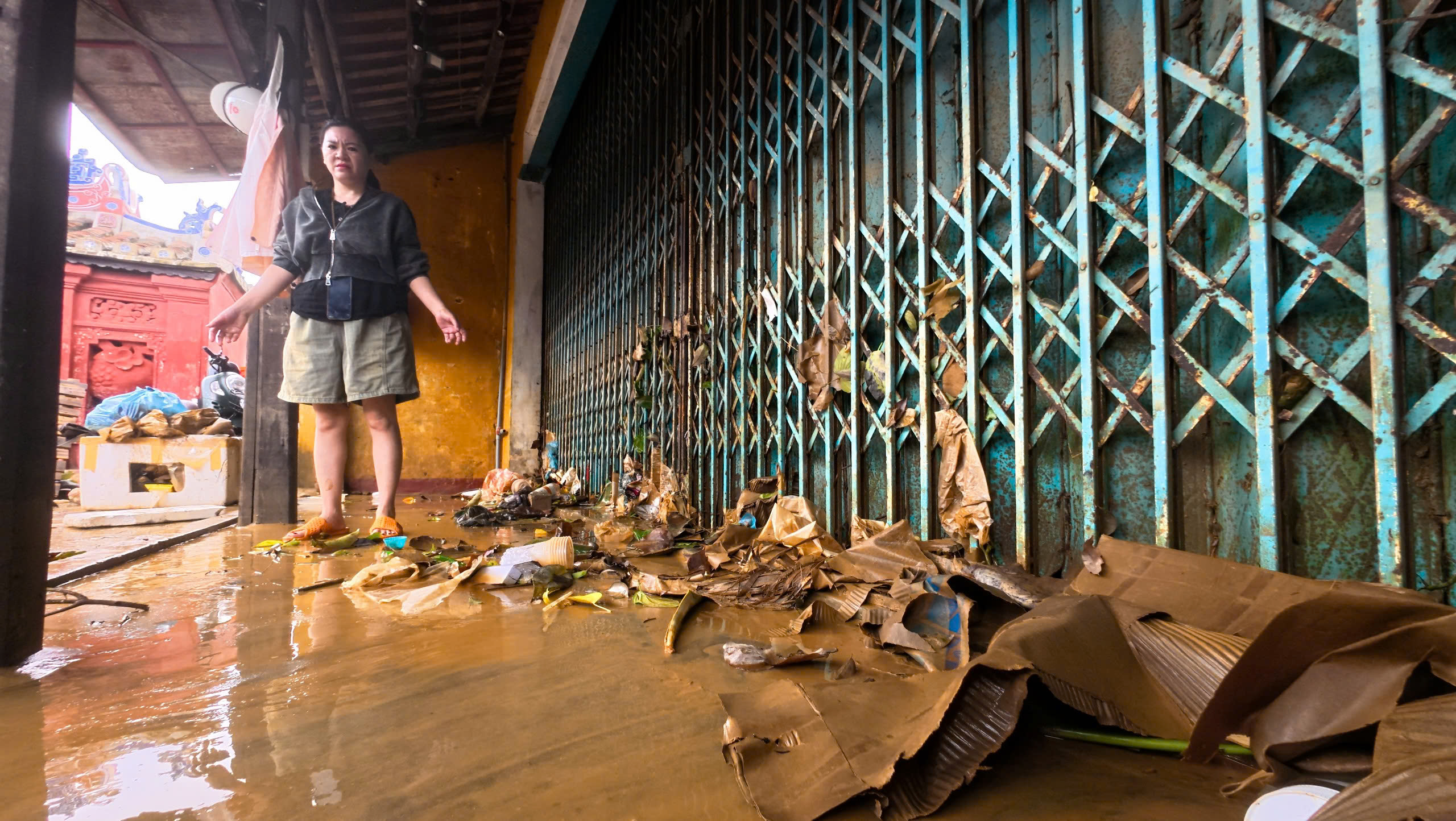 Phố cổ Hội An ngổn ngang sau trận lũ lịch sử- Ảnh 12. Phố cổ Hội An ngổn ngang sau trận lũ lịch sử- Ảnh 12.