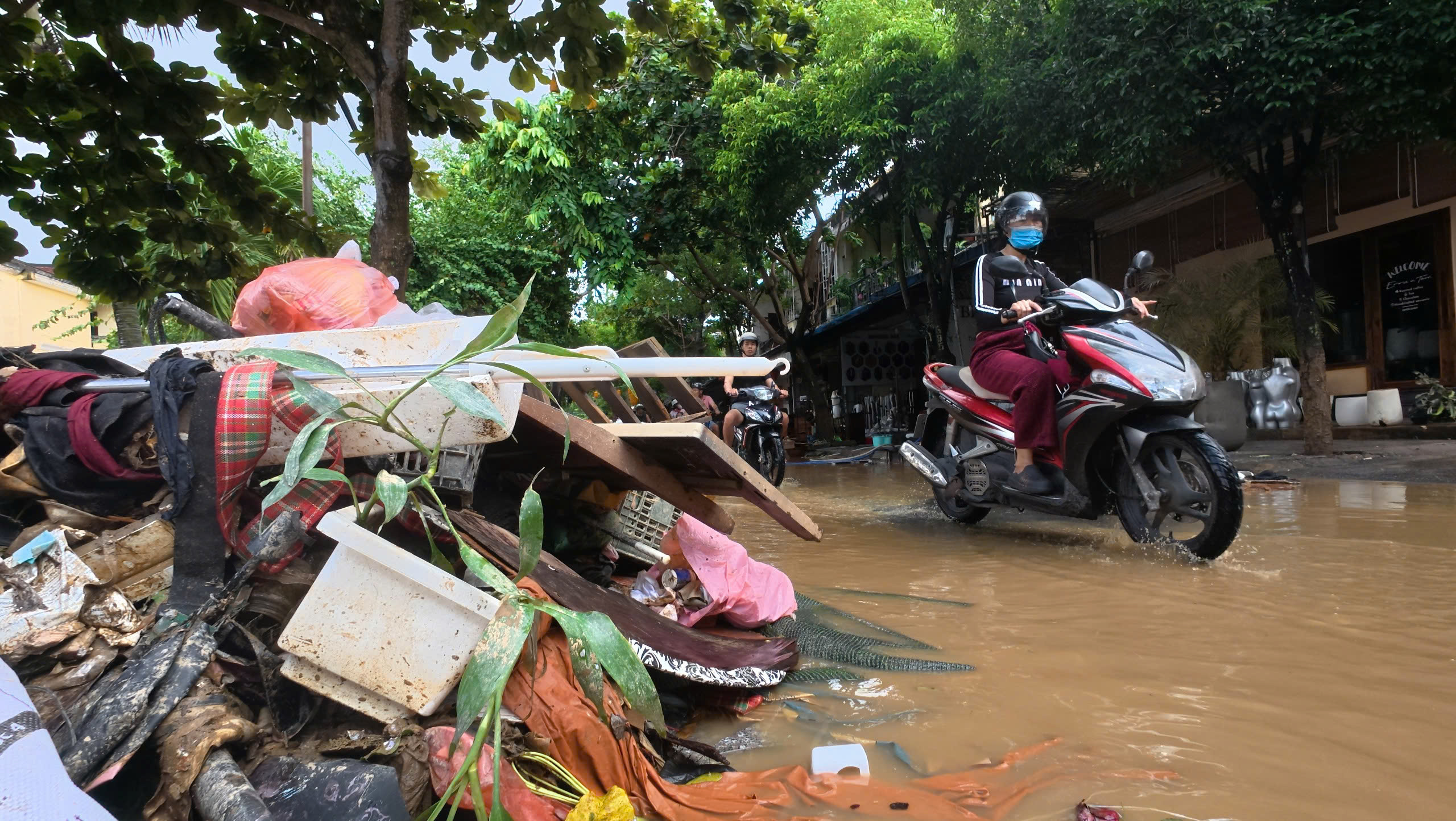 Phố cổ Hội An ngổn ngang sau trận lũ lịch sử- Ảnh 9. Phố cổ Hội An ngổn ngang sau trận lũ lịch sử- Ảnh 9.