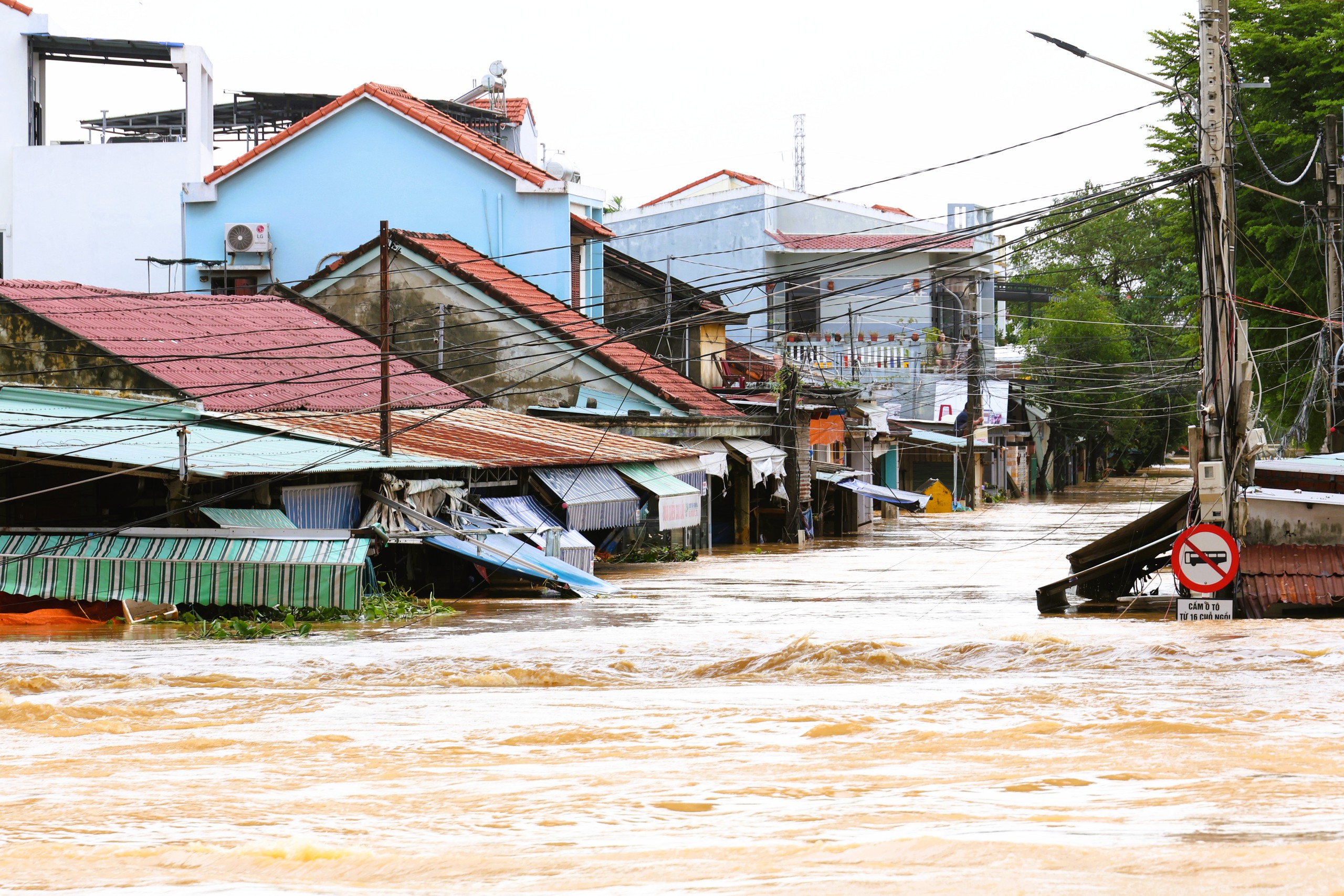 Cuộc sống trong vùng mưa lụt Hội An- Ảnh 12. Cuộc sống trong vùng mưa lụt Hội An- Ảnh 12.