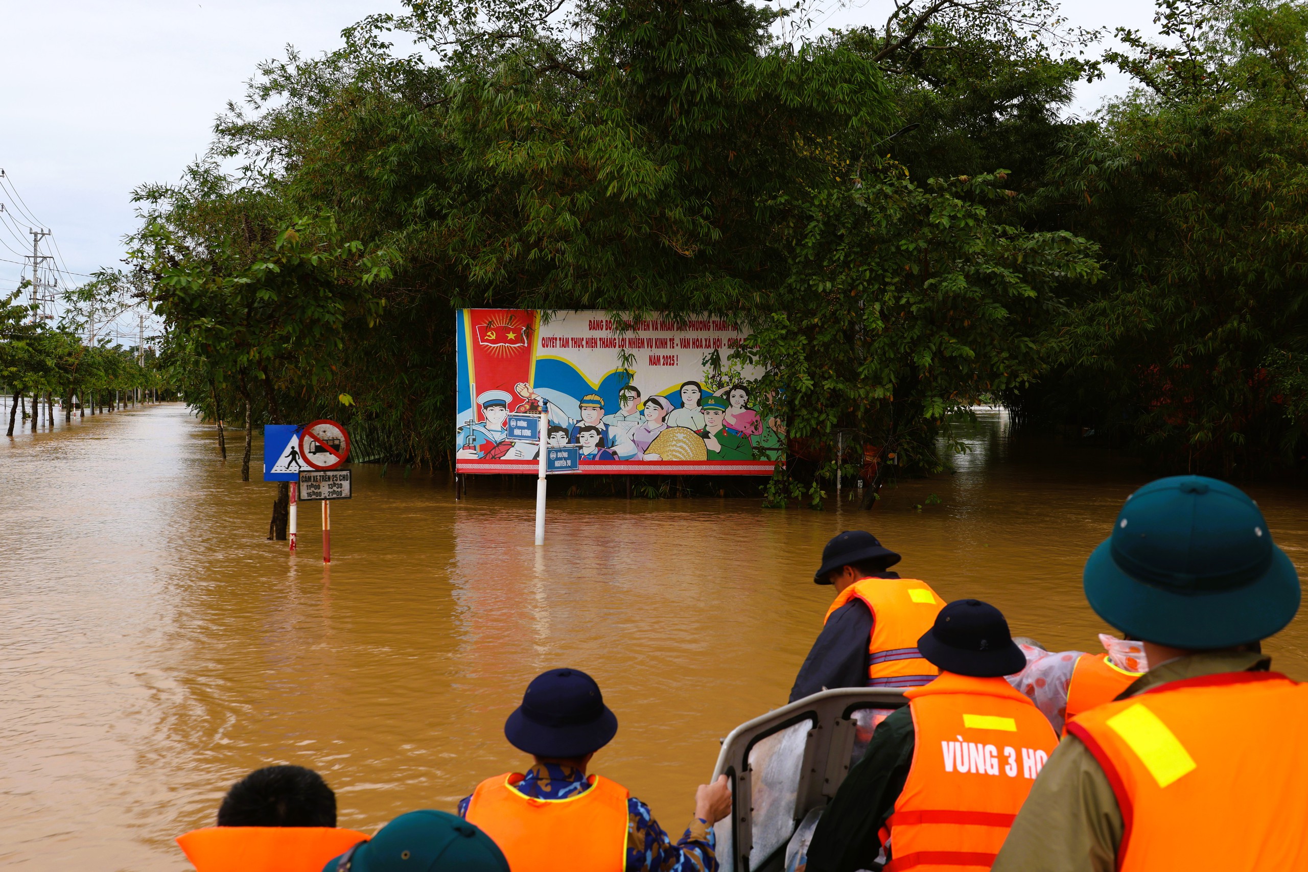 Cuộc sống trong vùng mưa lụt Hội An- Ảnh 17. Cuộc sống trong vùng mưa lụt Hội An- Ảnh 17.