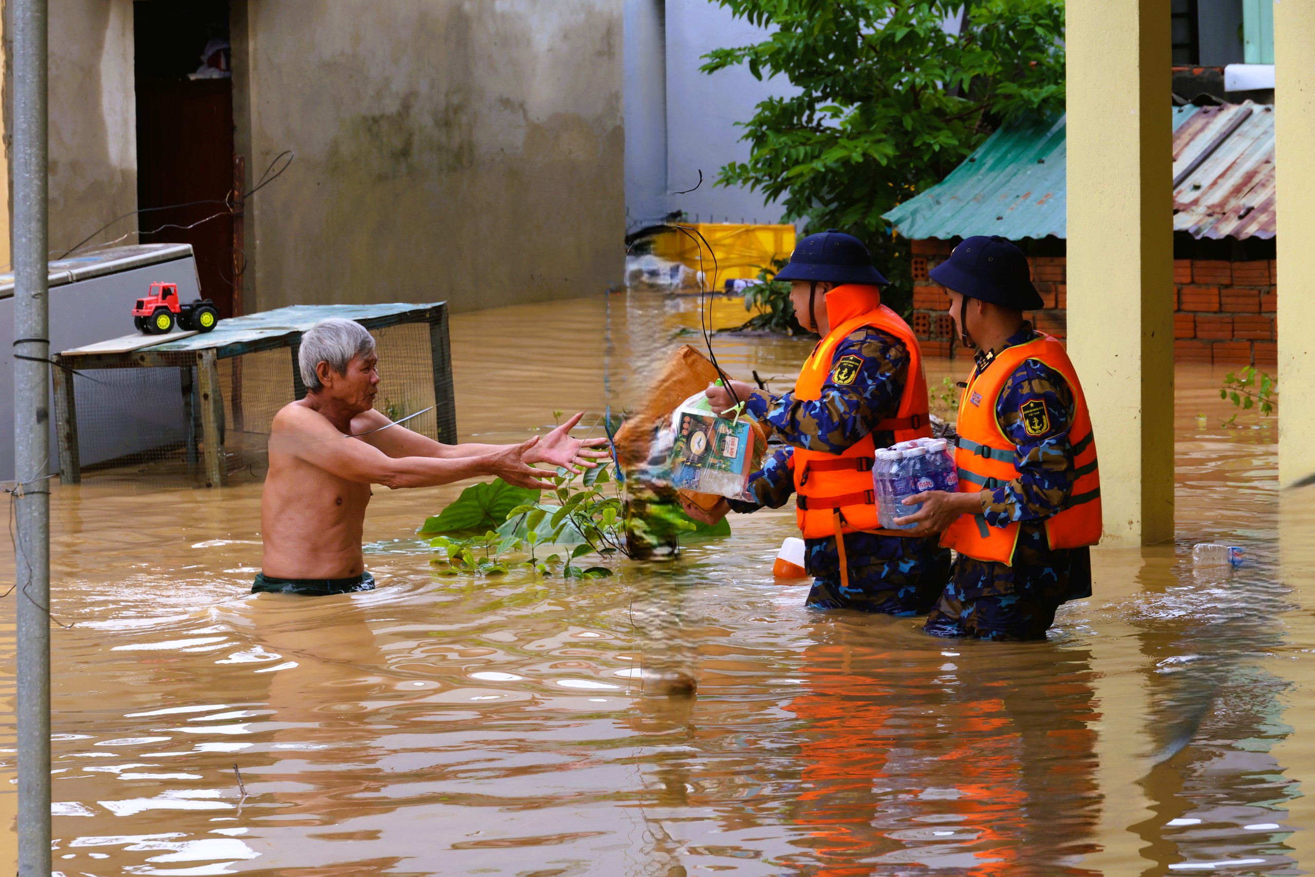 Vùng 3 Hải quân tích cực cứu trợ miền trung sau lũ lụt tại Đà Nẵng và Thừa Thiên - Huế - Ảnh 2. Vùng 3 Hải quân tích cực cứu trợ miền trung sau lũ lụt tại Đà Nẵng và Thừa Thiên - Huế - Ảnh 2.