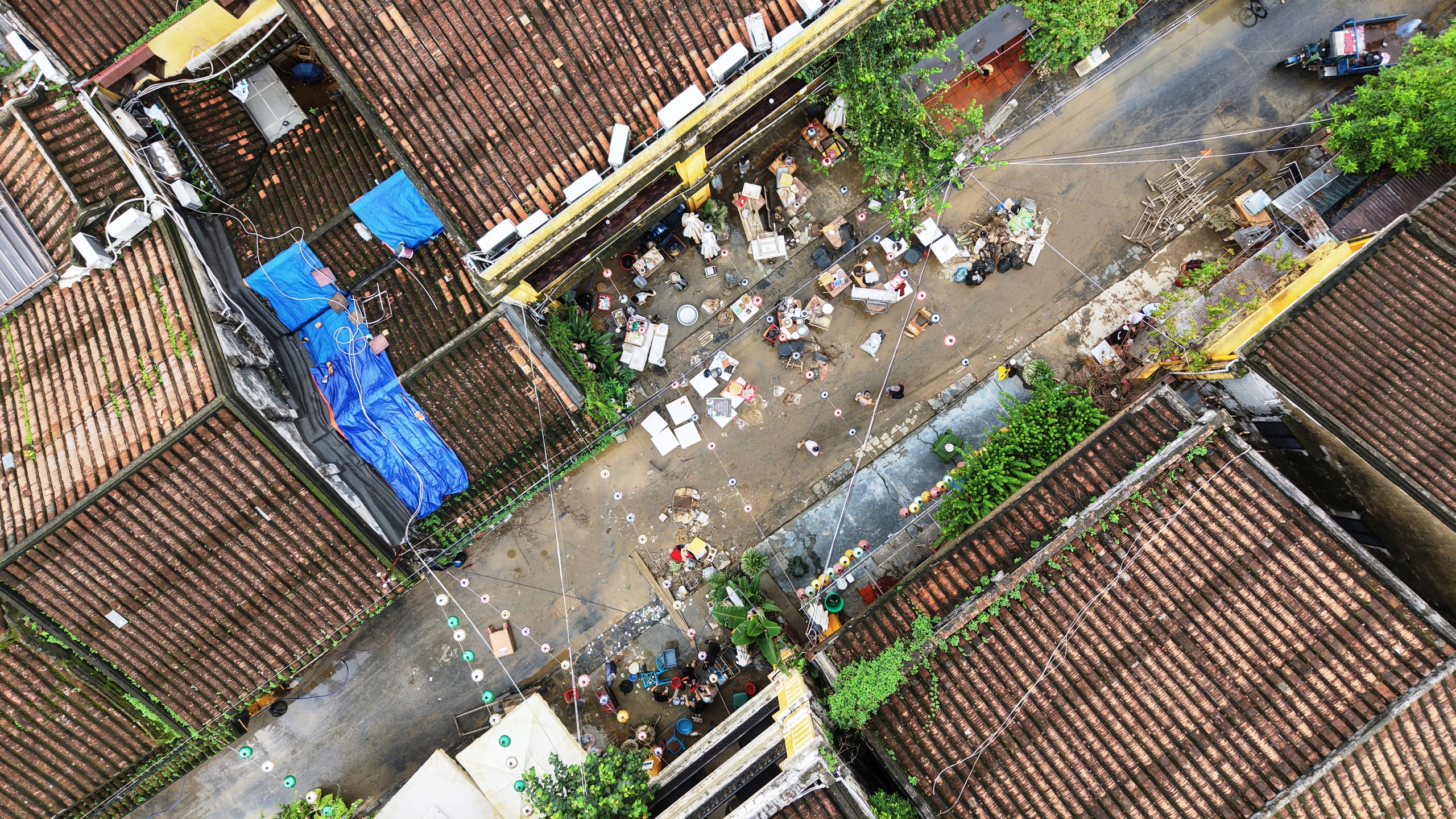 Phố cổ Hội An ngổn ngang sau trận lũ lịch sử- Ảnh 3. Phố cổ Hội An ngổn ngang sau trận lũ lịch sử- Ảnh 3.