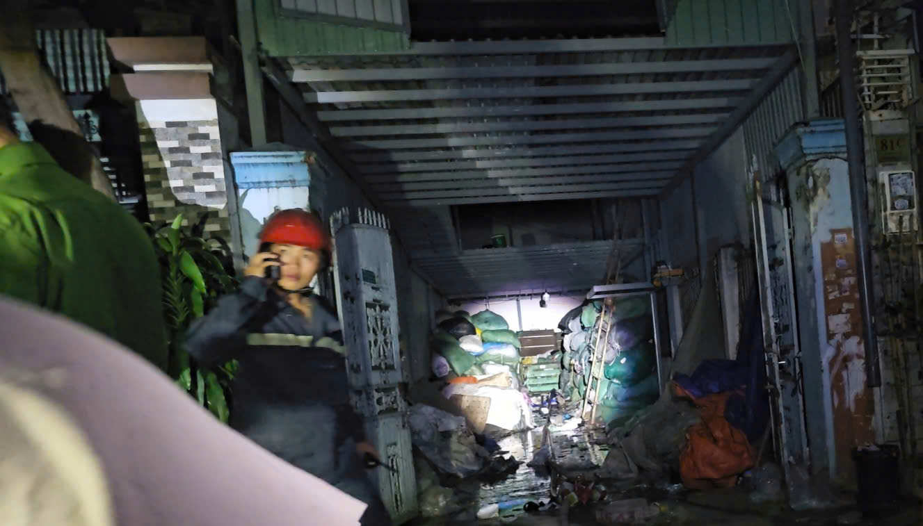 Cháy kho bao bì nhựa, khói đen bao trùm khu dân cư ở TP.HCM- Ảnh 2. Cháy kho bao bì nhựa, khói đen bao trùm khu dân cư ở TP.HCM- Ảnh 2.