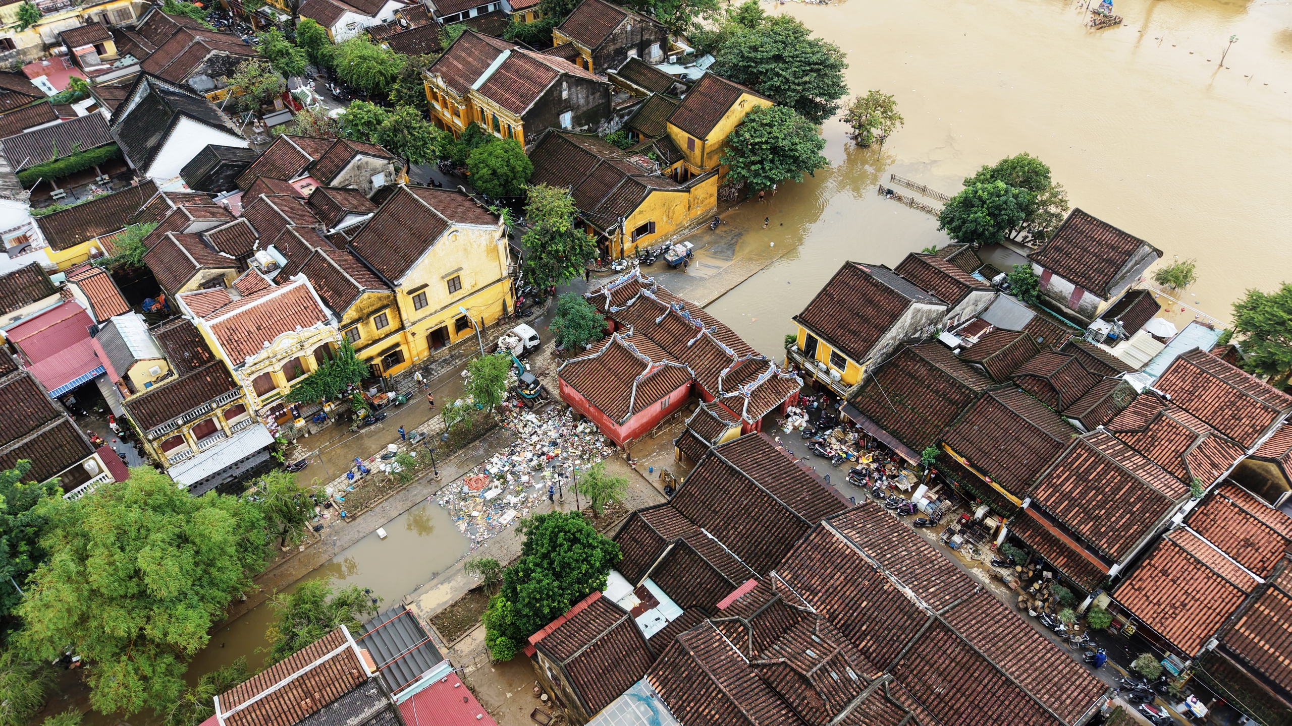 Phố cổ Hội An ngổn ngang sau trận lũ lịch sử- Ảnh 4. Phố cổ Hội An ngổn ngang sau trận lũ lịch sử- Ảnh 4.