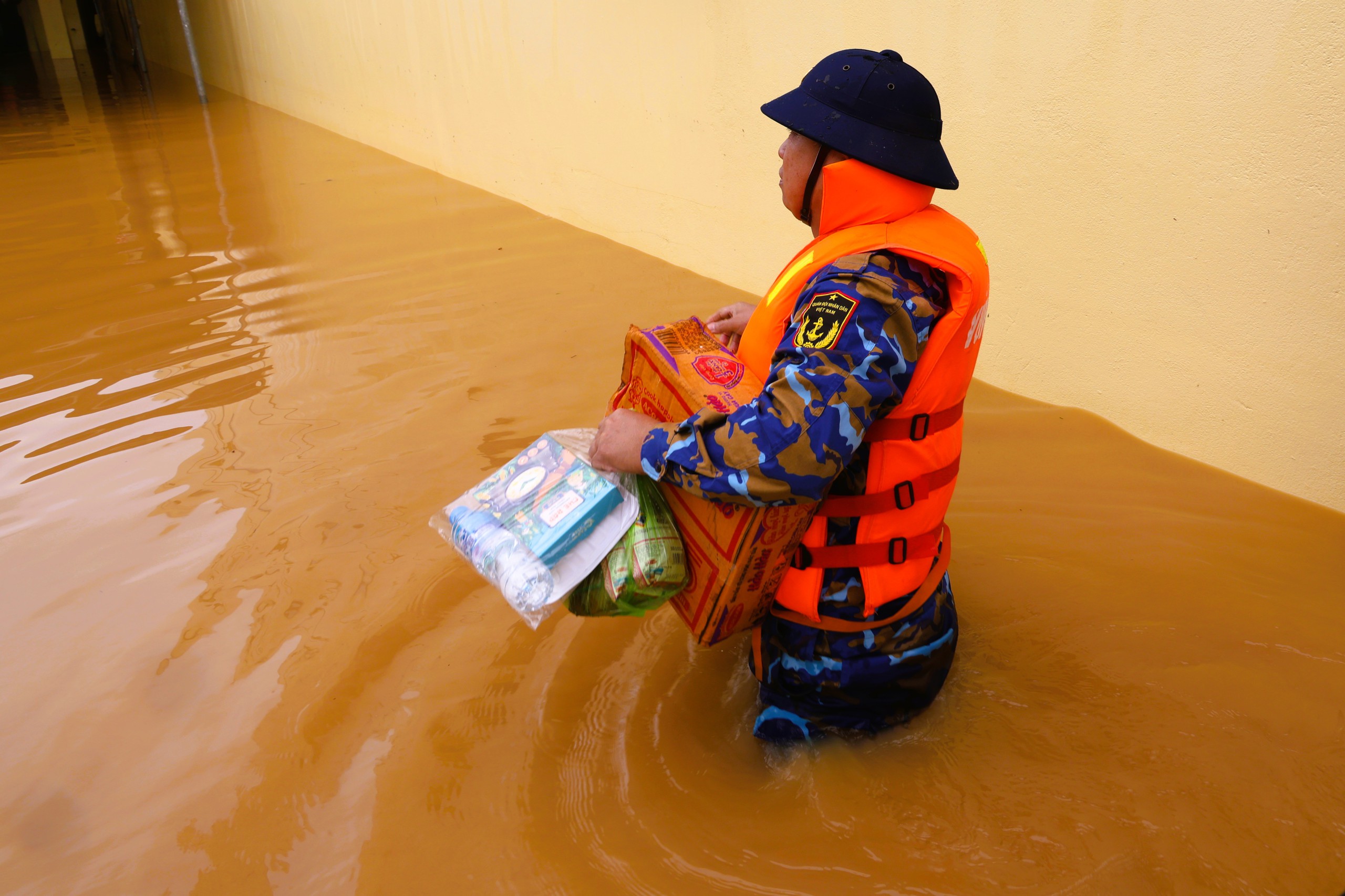 Vùng 3 Hải quân tích cực cứu trợ miền trung sau lũ lụt tại Đà Nẵng và Thừa Thiên - Huế - Ảnh 6. Vùng 3 Hải quân tích cực cứu trợ miền trung sau lũ lụt tại Đà Nẵng và Thừa Thiên - Huế - Ảnh 6.