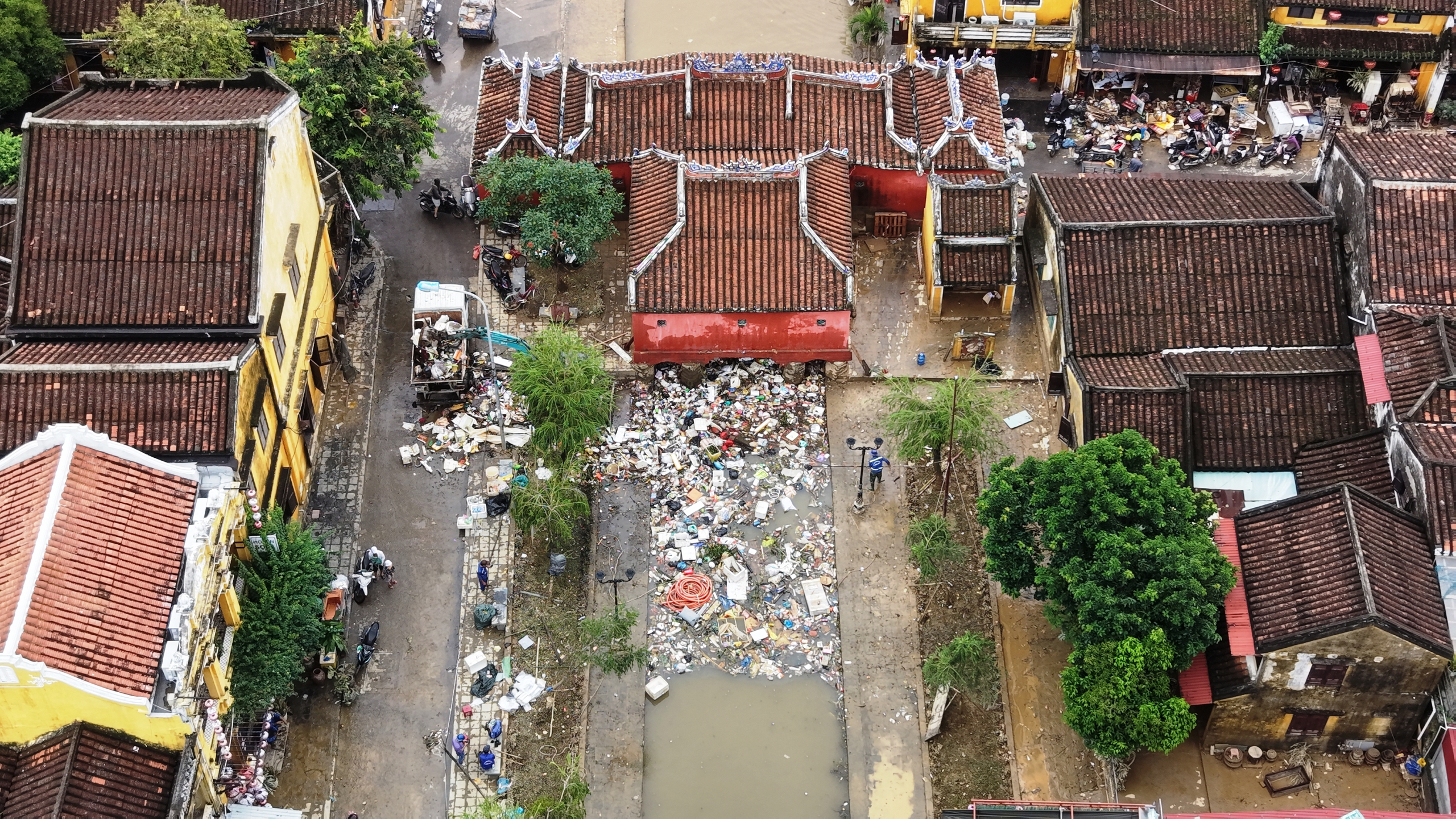 Phố cổ Hội An ngổn ngang sau trận lũ lịch sử- Ảnh 6. Phố cổ Hội An ngổn ngang sau trận lũ lịch sử- Ảnh 6.