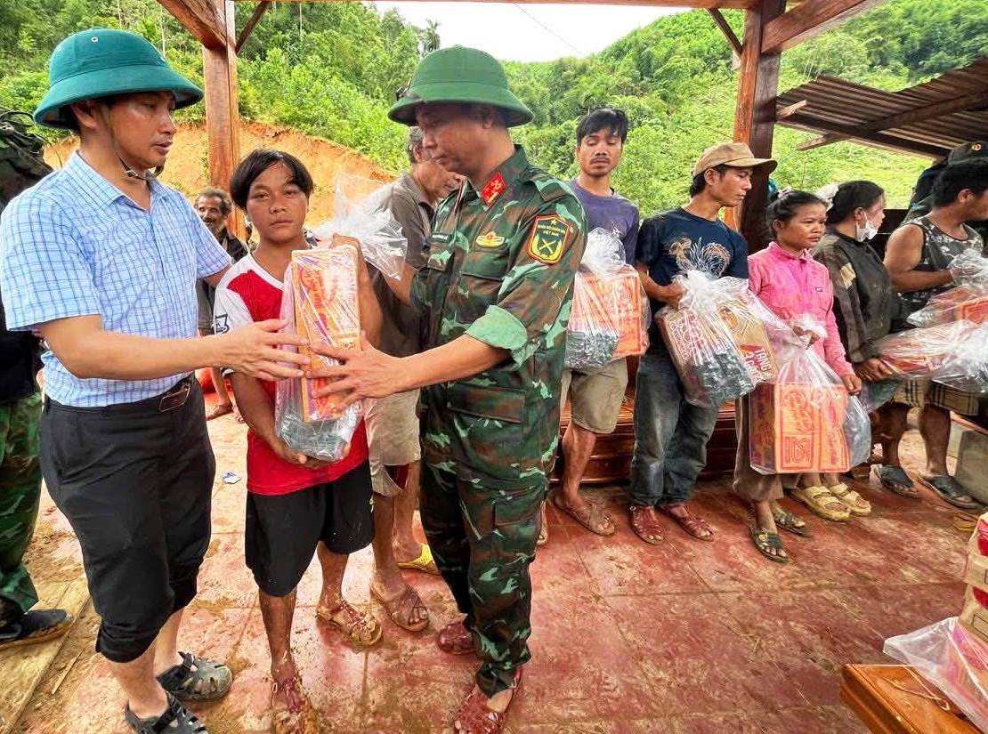 Xuyên rừng, vượt sạt lở cõng lương thực cứu trợ ngàn hộ dân bị cô lập- Ảnh 4. Xuyên rừng, vượt sạt lở cõng lương thực cứu trợ ngàn hộ dân bị cô lập- Ảnh 4.