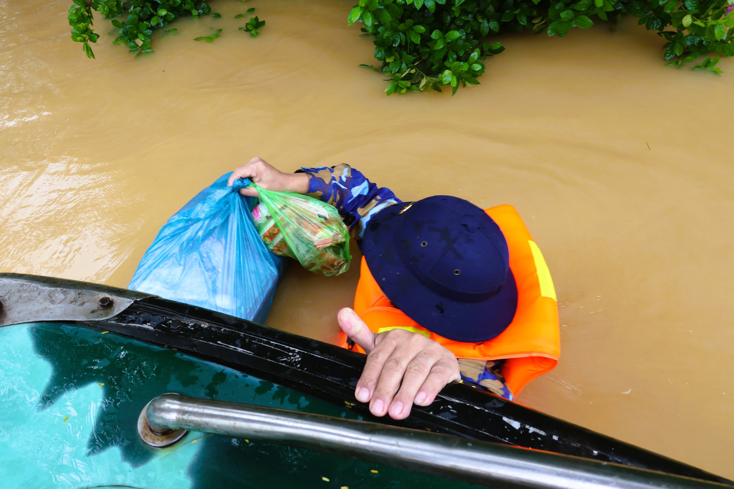 Vùng 3 Hải quân tích cực cứu trợ miền trung sau lũ lụt tại Đà Nẵng và Thừa Thiên - Huế - Ảnh 7. Vùng 3 Hải quân tích cực cứu trợ miền trung sau lũ lụt tại Đà Nẵng và Thừa Thiên - Huế - Ảnh 7.
